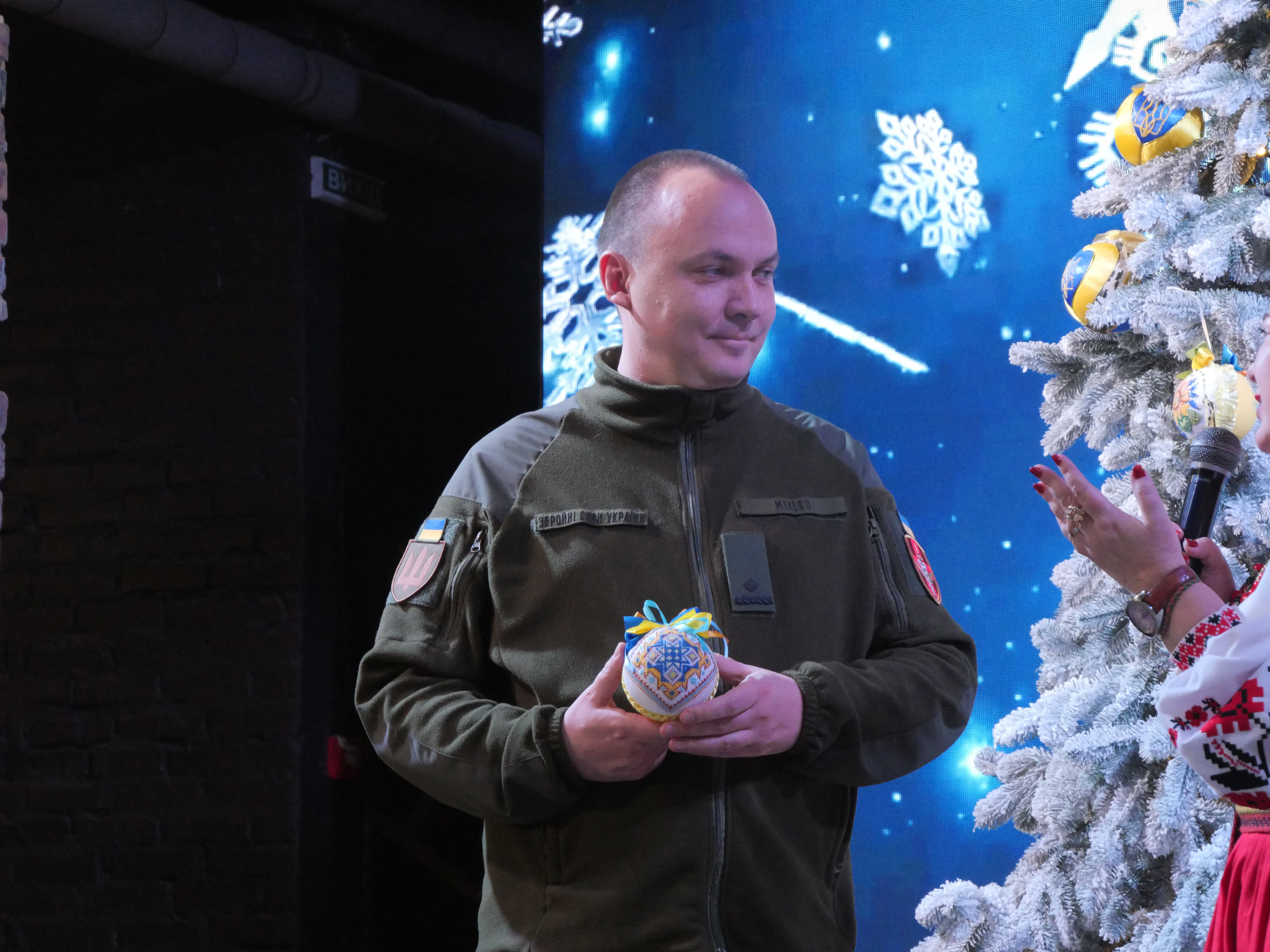 Незламна ялинка: в Запоріжжі презентували головний символ зимових свят – ФОТОРЕПОРТАЖ