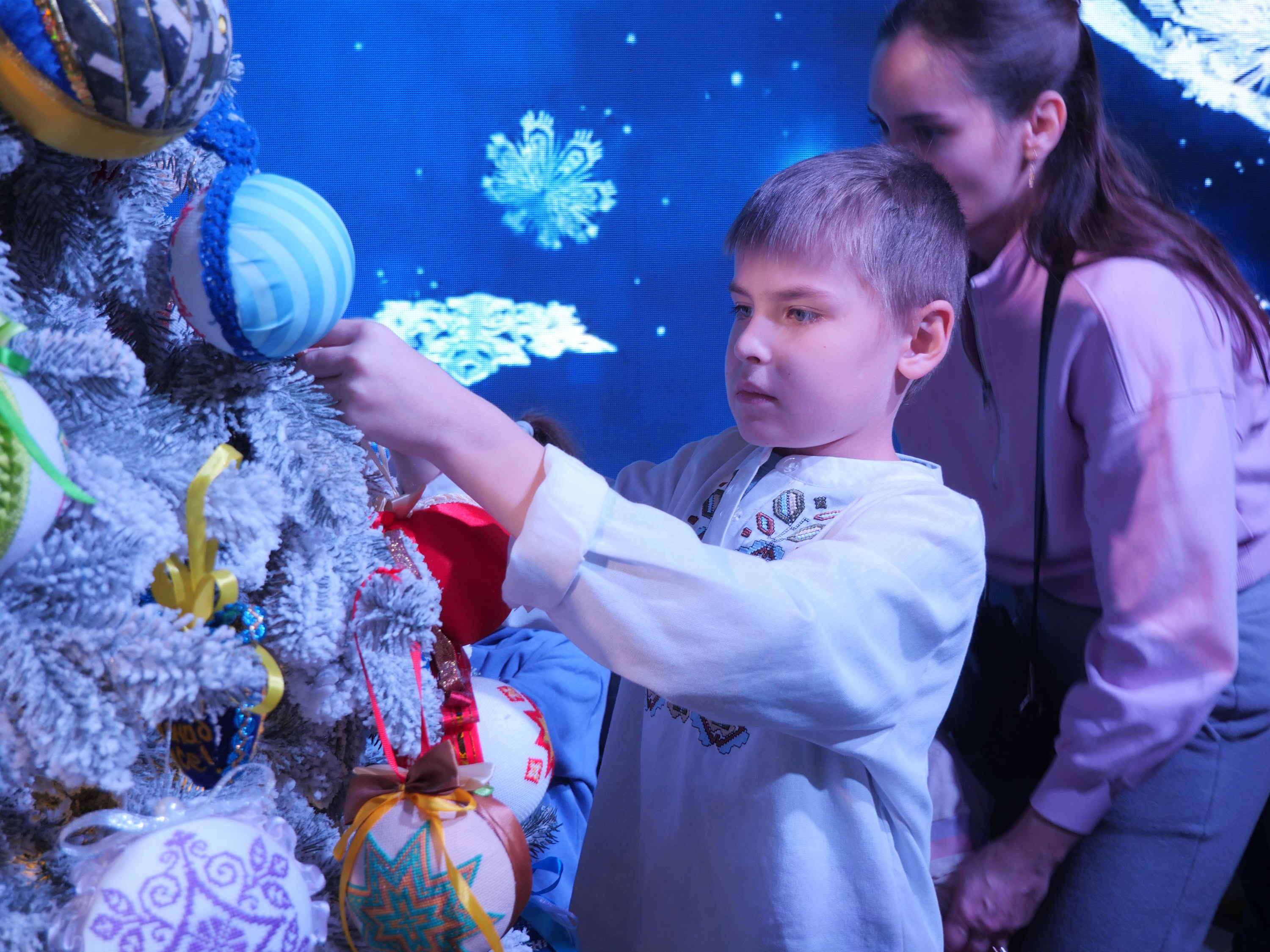 Незламна ялинка: в Запоріжжі презентували головний символ зимових свят – ФОТОРЕПОРТАЖ