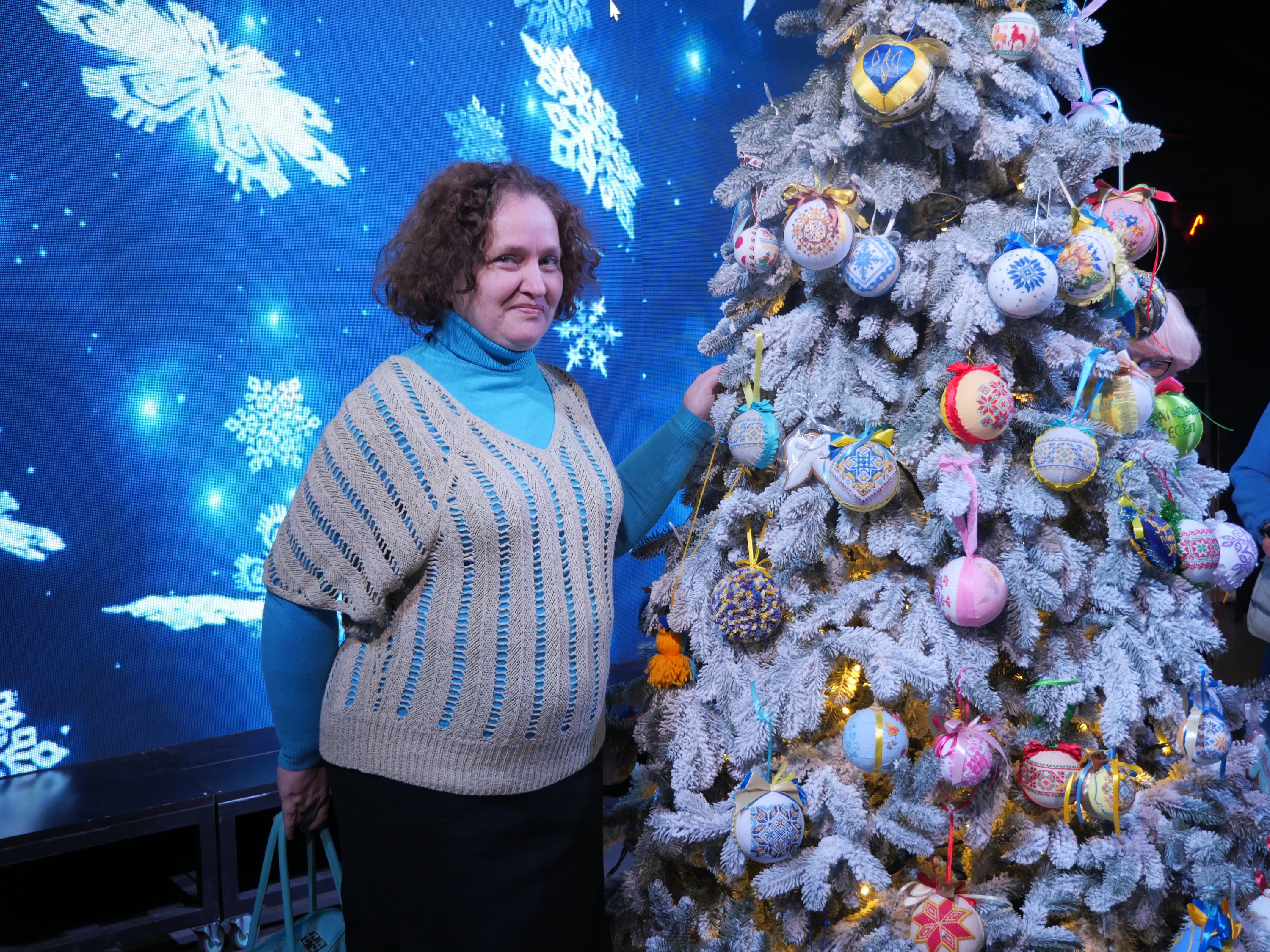 Незламна ялинка: в Запоріжжі презентували головний символ зимових свят – ФОТОРЕПОРТАЖ