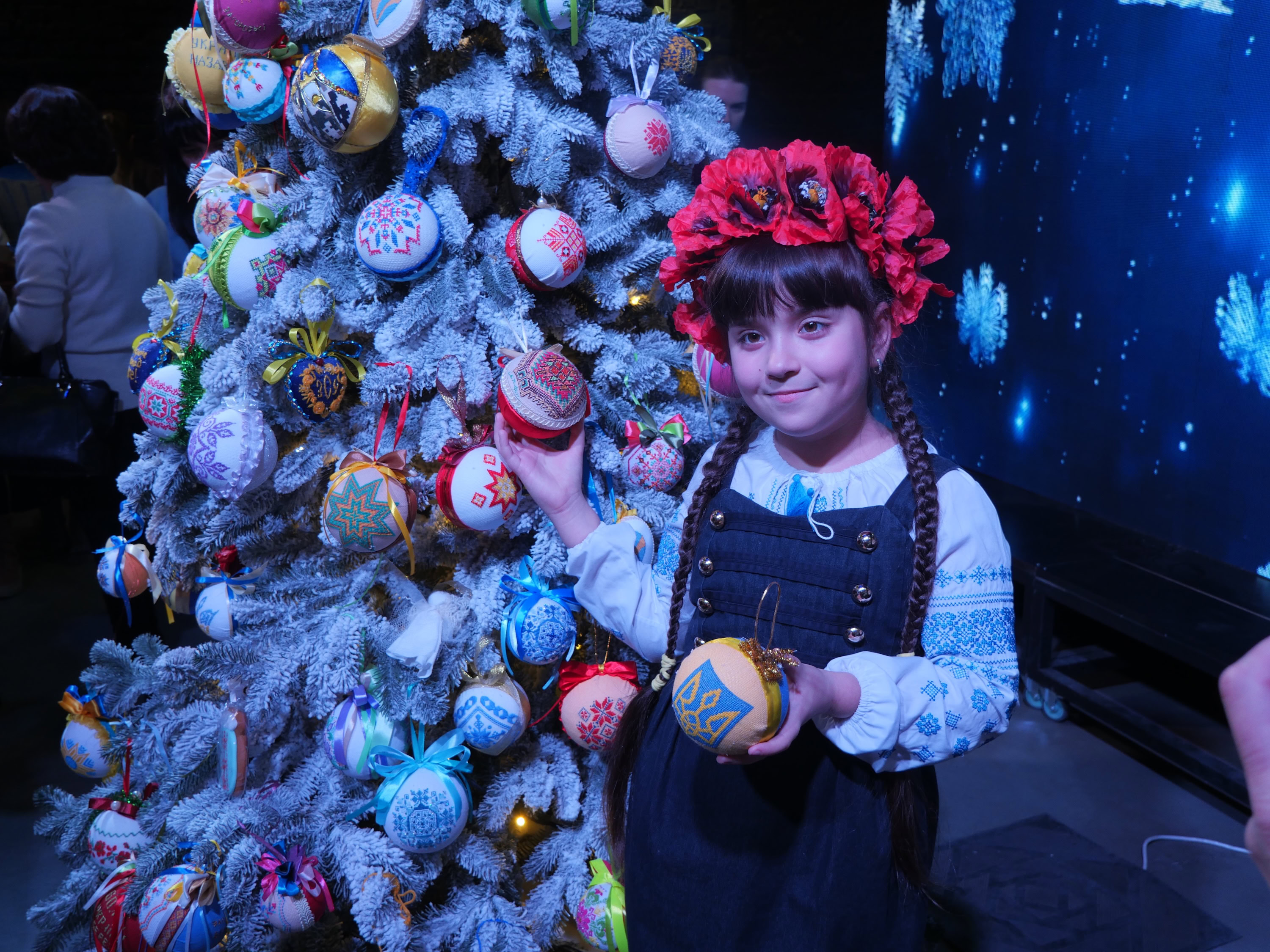 Незламна ялинка: в Запоріжжі презентували головний символ зимових свят – ФОТОРЕПОРТАЖ
