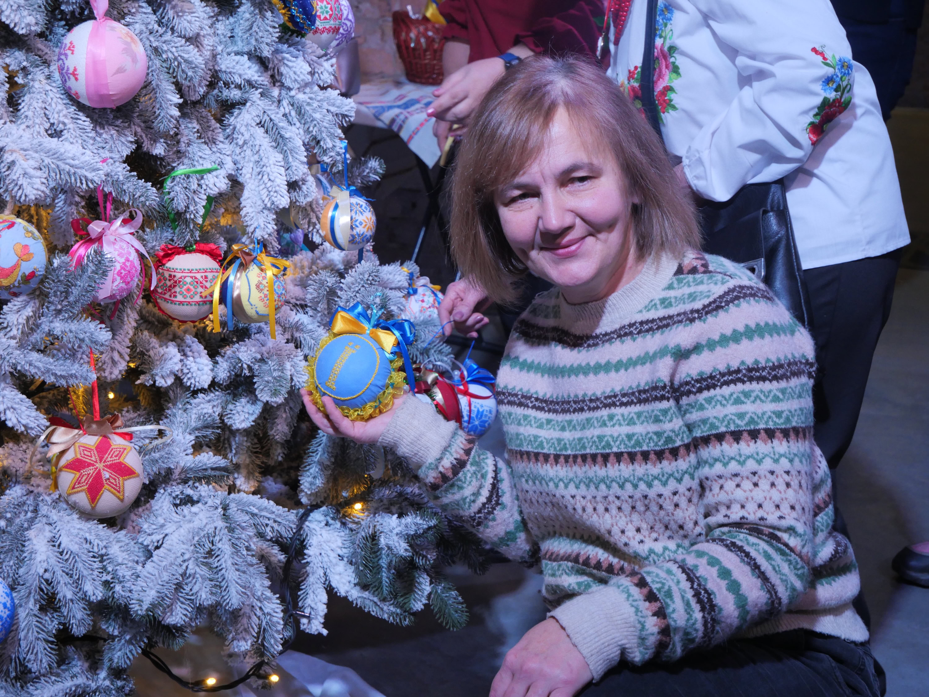 Незламна ялинка: в Запоріжжі презентували головний символ зимових свят – ФОТОРЕПОРТАЖ