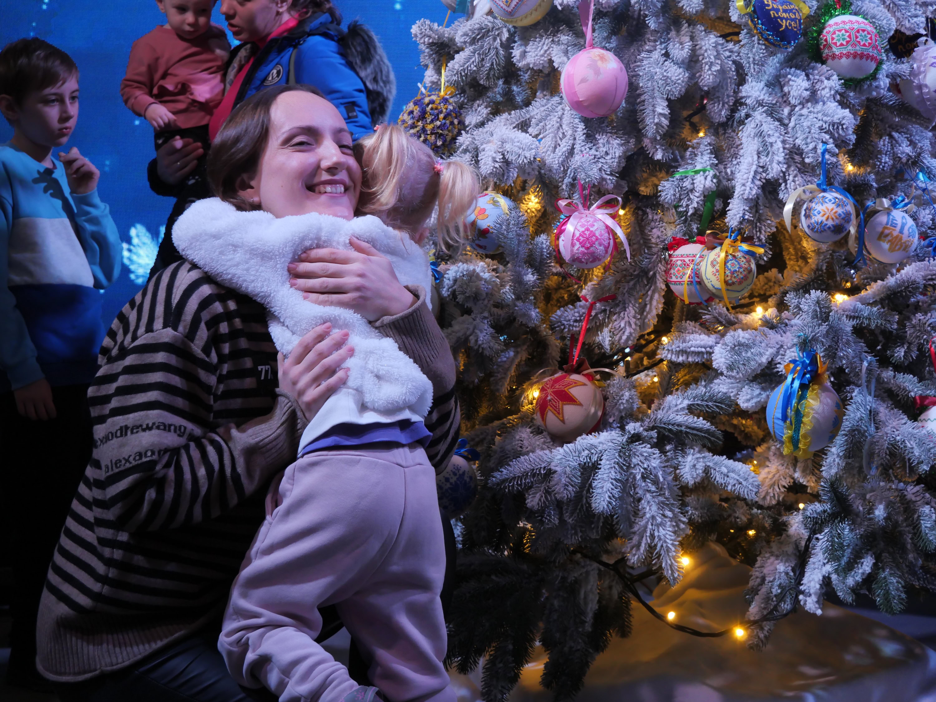 Незламна ялинка: в Запоріжжі презентували головний символ зимових свят – ФОТОРЕПОРТАЖ