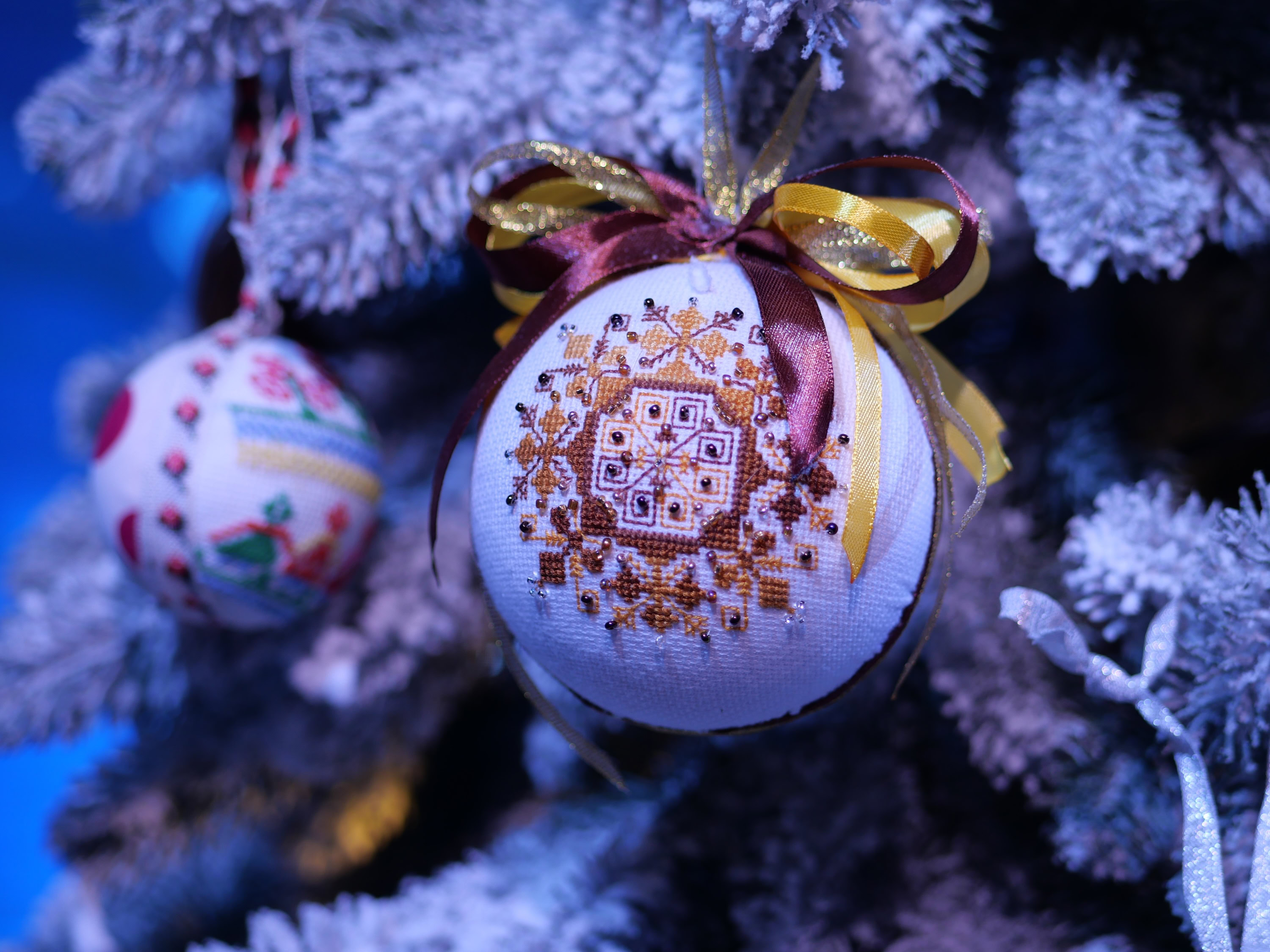 Незламна ялинка: в Запоріжжі презентували головний символ зимових свят – ФОТОРЕПОРТАЖ