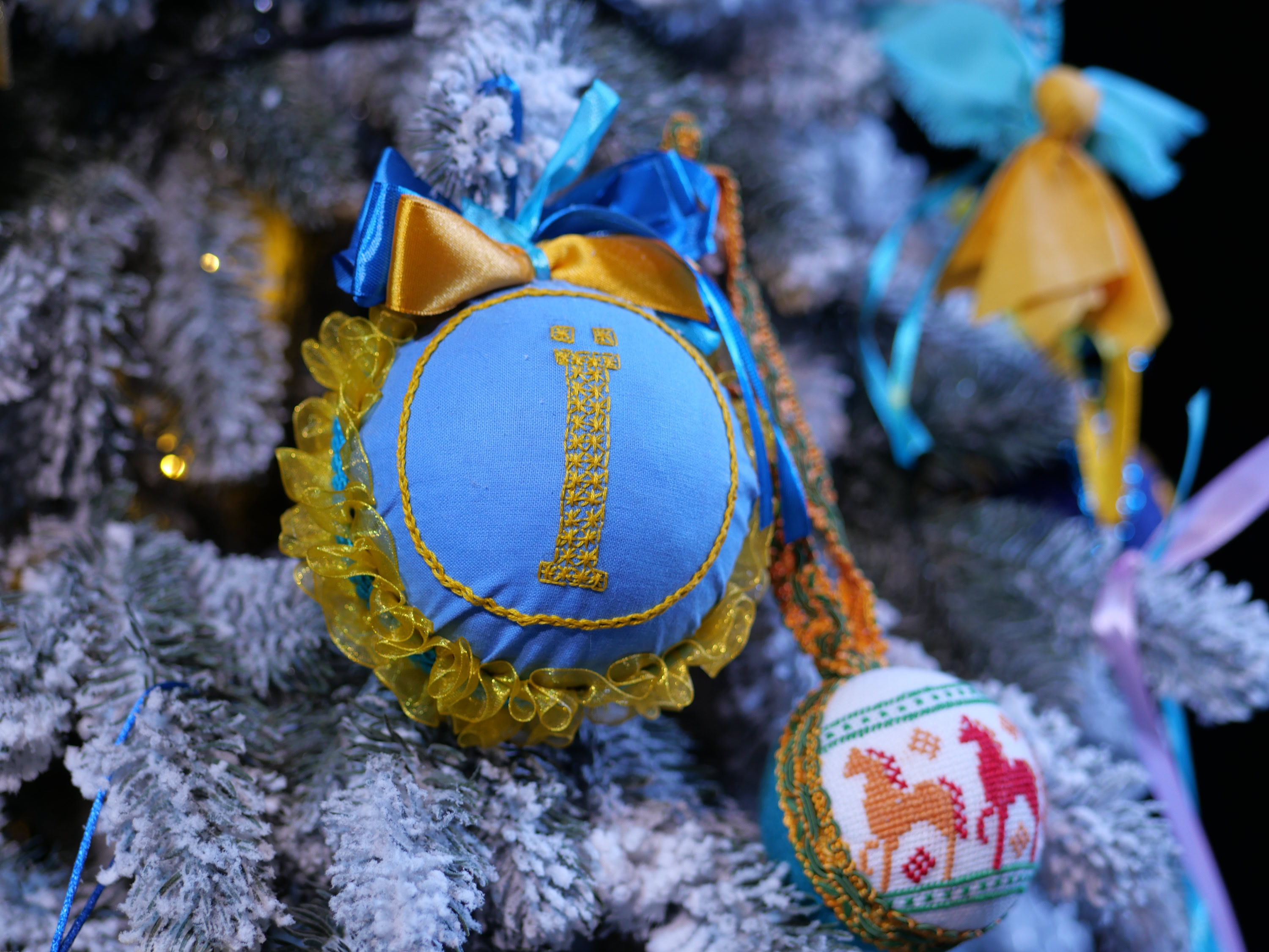 Незламна ялинка: в Запоріжжі презентували головний символ зимових свят – ФОТОРЕПОРТАЖ