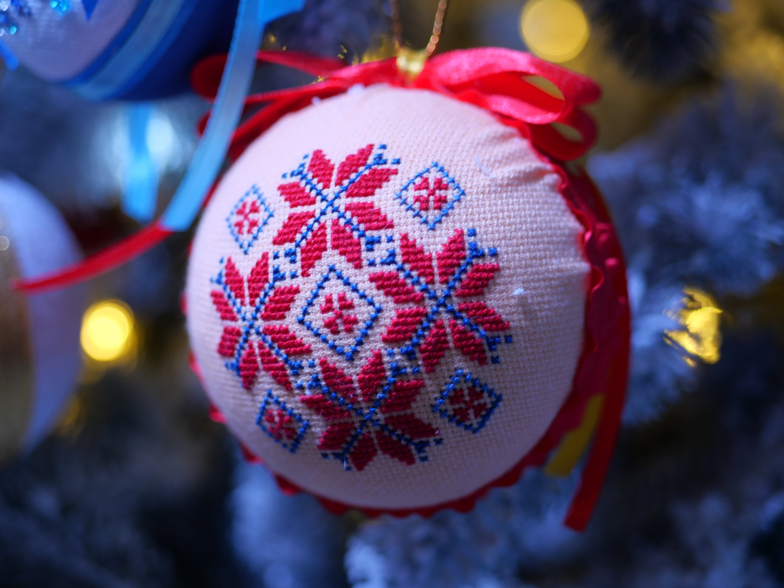 Незламна ялинка: в Запоріжжі презентували головний символ зимових свят – ФОТОРЕПОРТАЖ