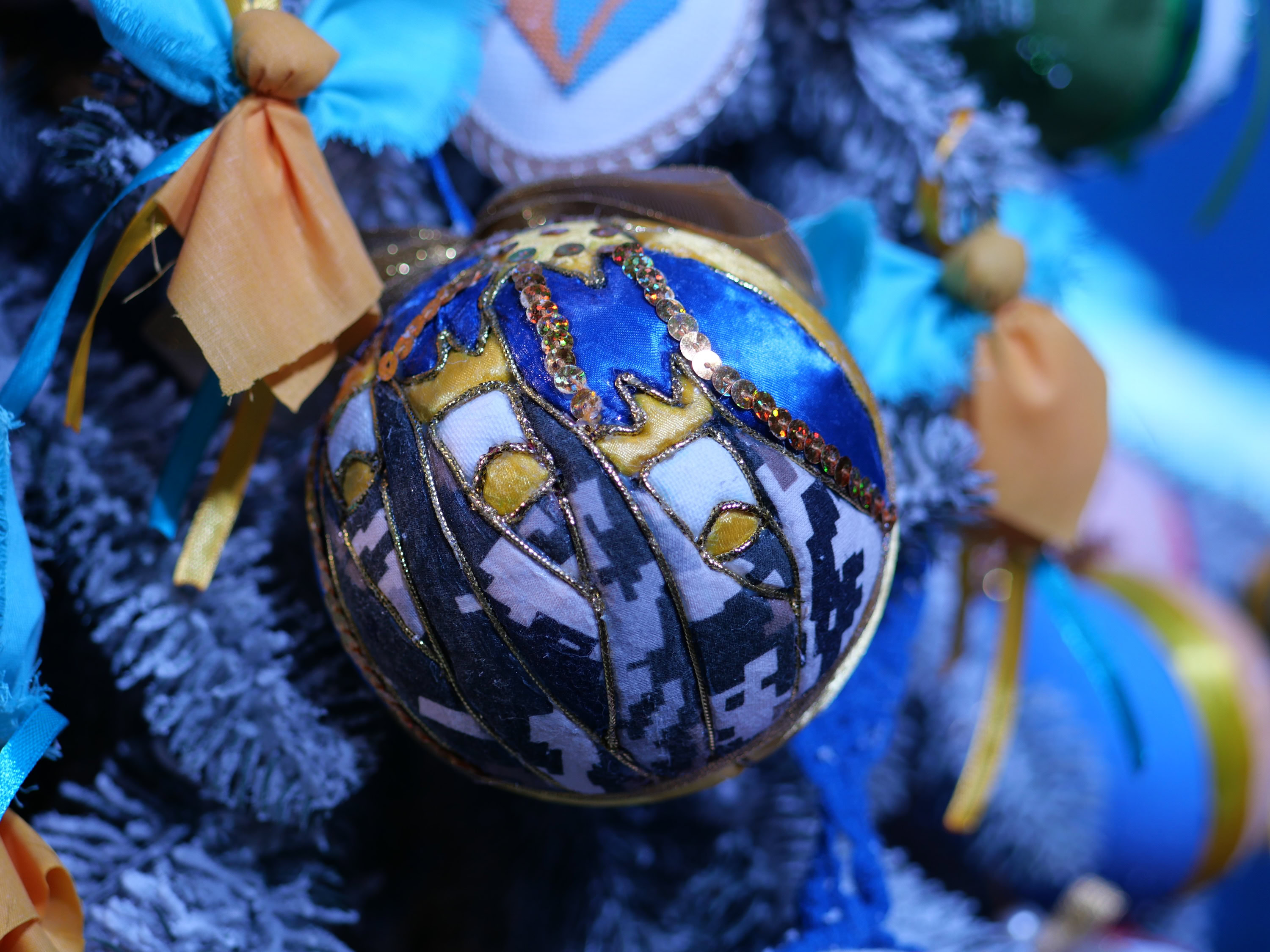 Незламна ялинка: в Запоріжжі презентували головний символ зимових свят – ФОТОРЕПОРТАЖ