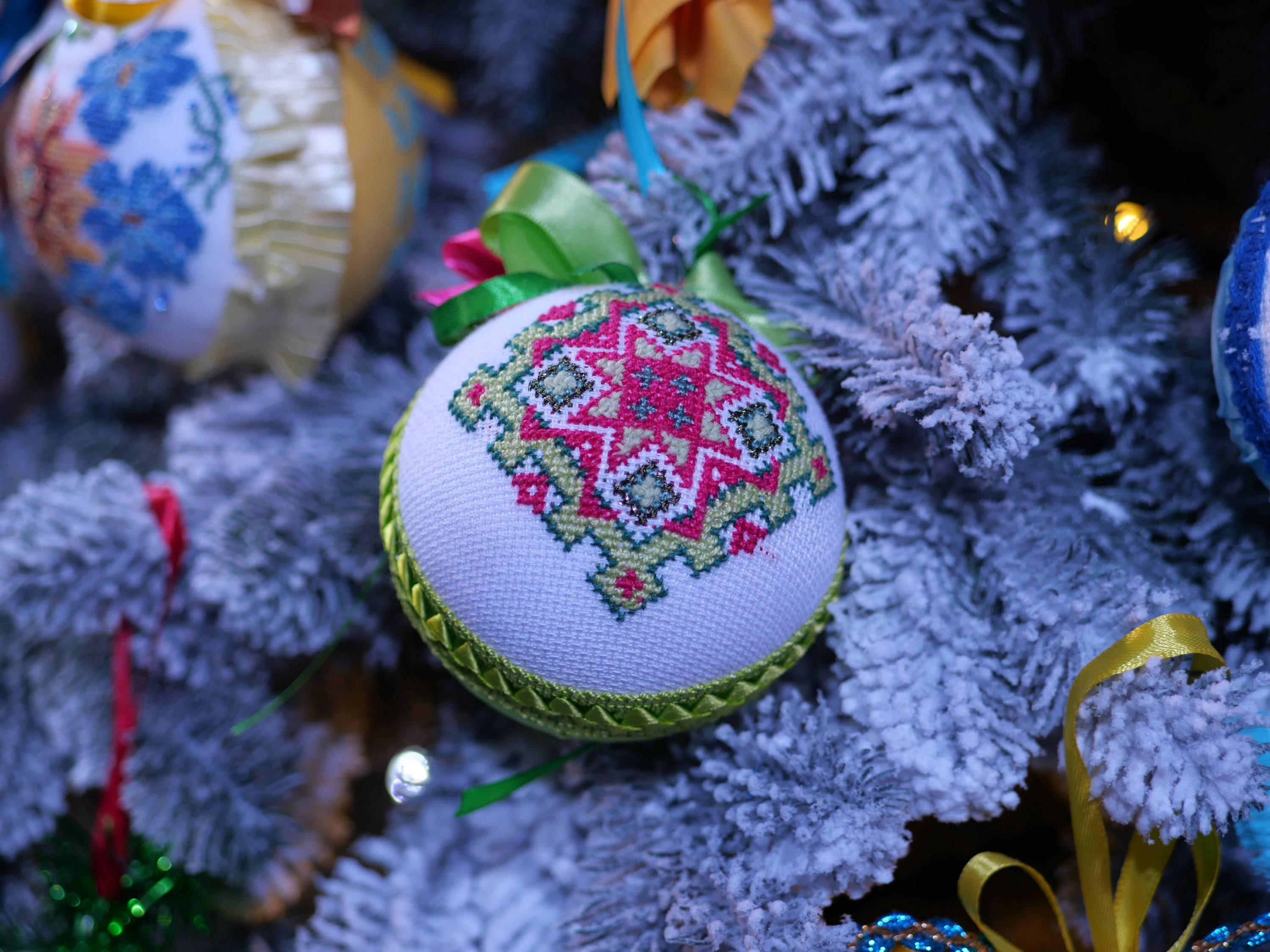 Незламна ялинка: в Запоріжжі презентували головний символ зимових свят – ФОТОРЕПОРТАЖ