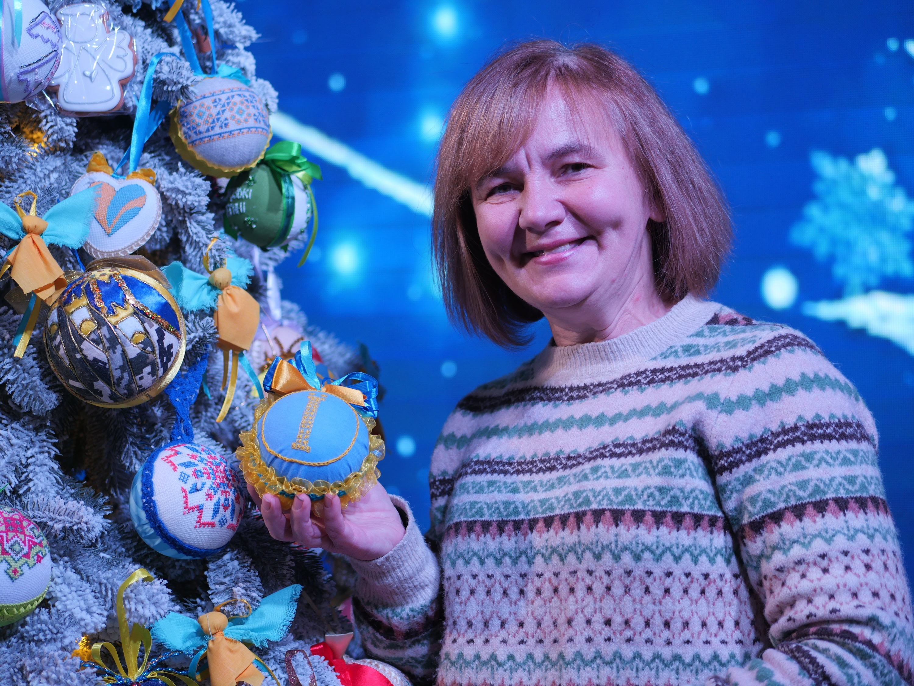 Незламна ялинка: в Запоріжжі презентували головний символ зимових свят – ФОТОРЕПОРТАЖ