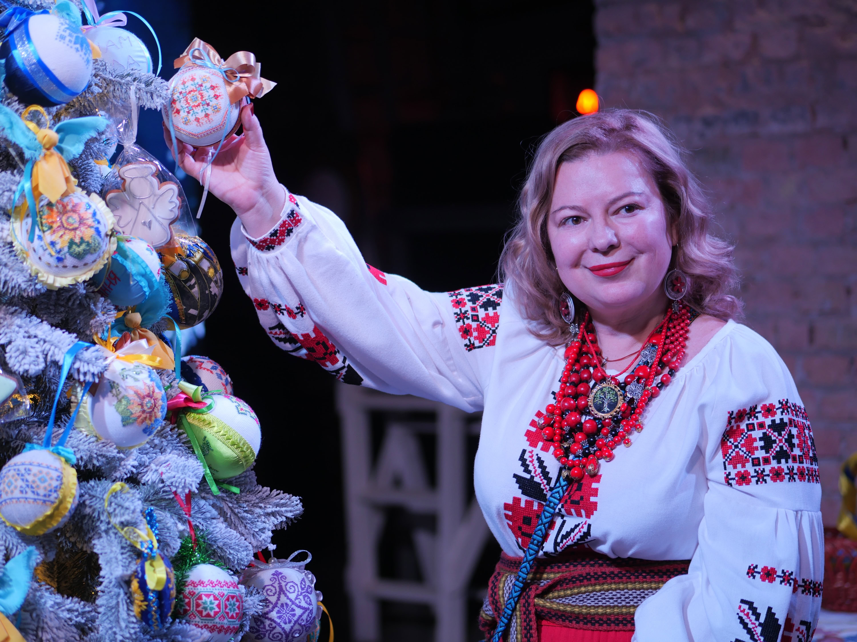 Незламна ялинка: в Запоріжжі презентували головний символ зимових свят – ФОТОРЕПОРТАЖ