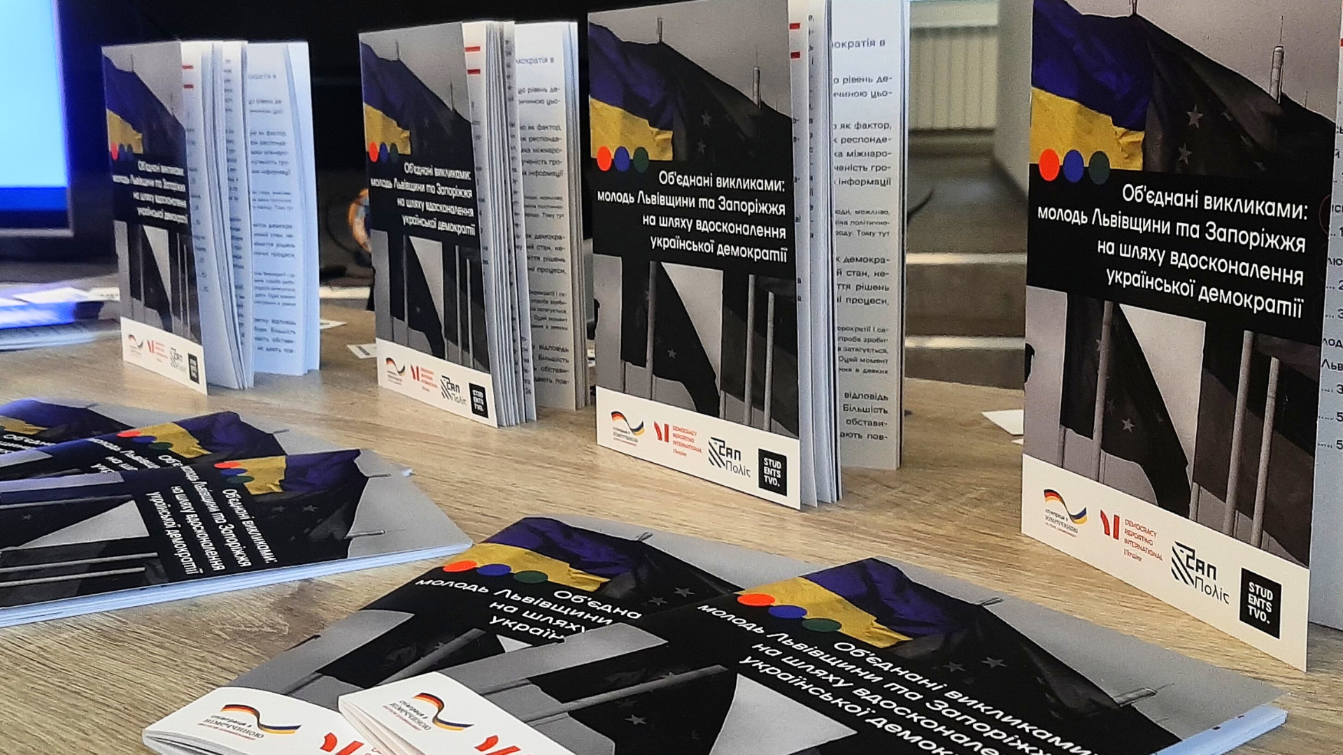 У Запоріжжі презентували посібник із залучення молоді до демократичних процесів: що в ньому можна знайти
