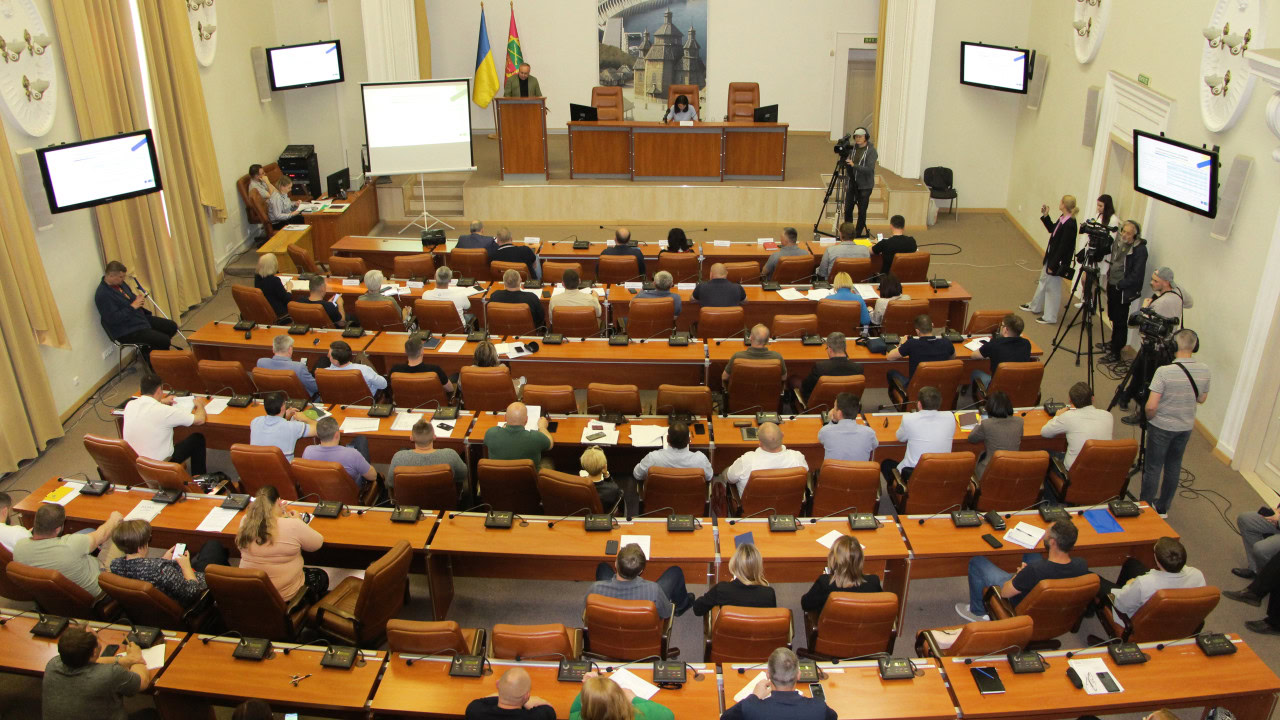 Порожні крісла Запорізької міськради: хто з депутатів не відвідує сесії та що з цим можна зробити