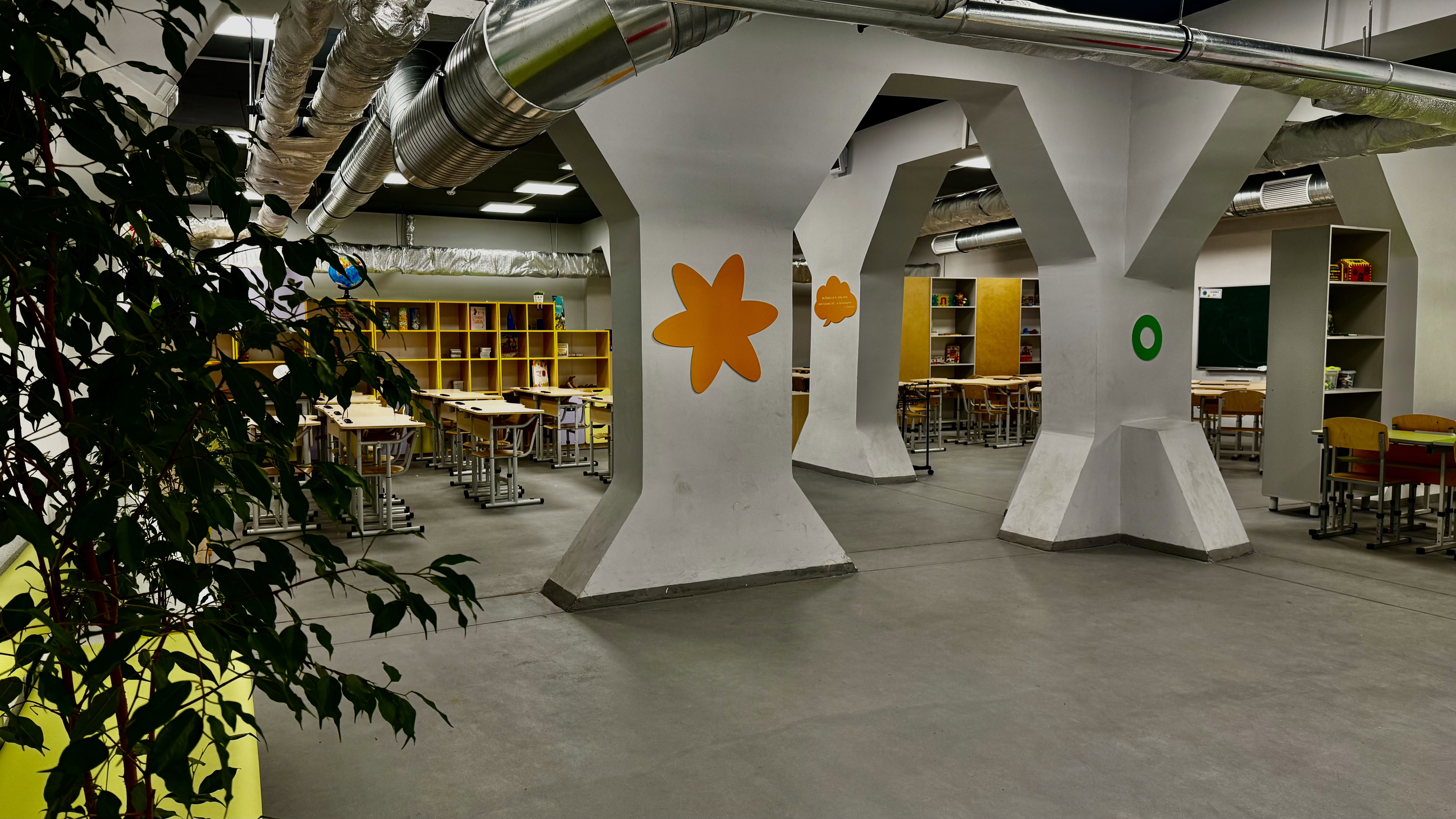 Відсутність перестінків та частково облаштовані умови безбар’єрності у відремонтованому укритті гімназії №103