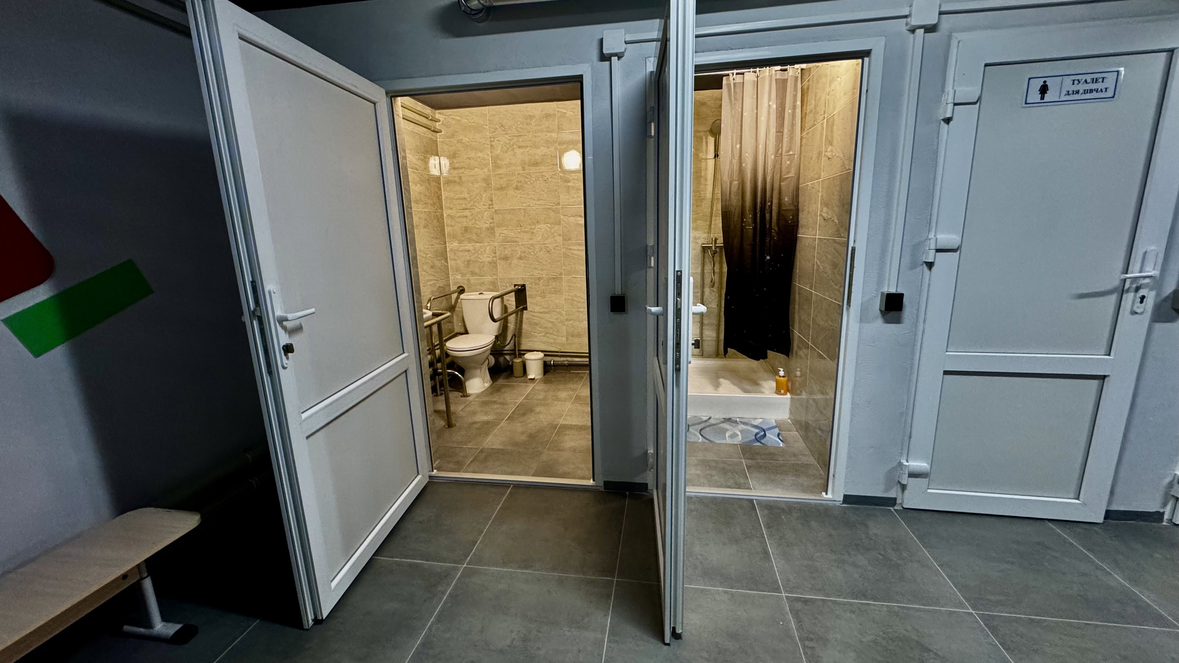 Відсутність перестінків та частково облаштовані умови безбар’єрності у відремонтованому укритті гімназії №103