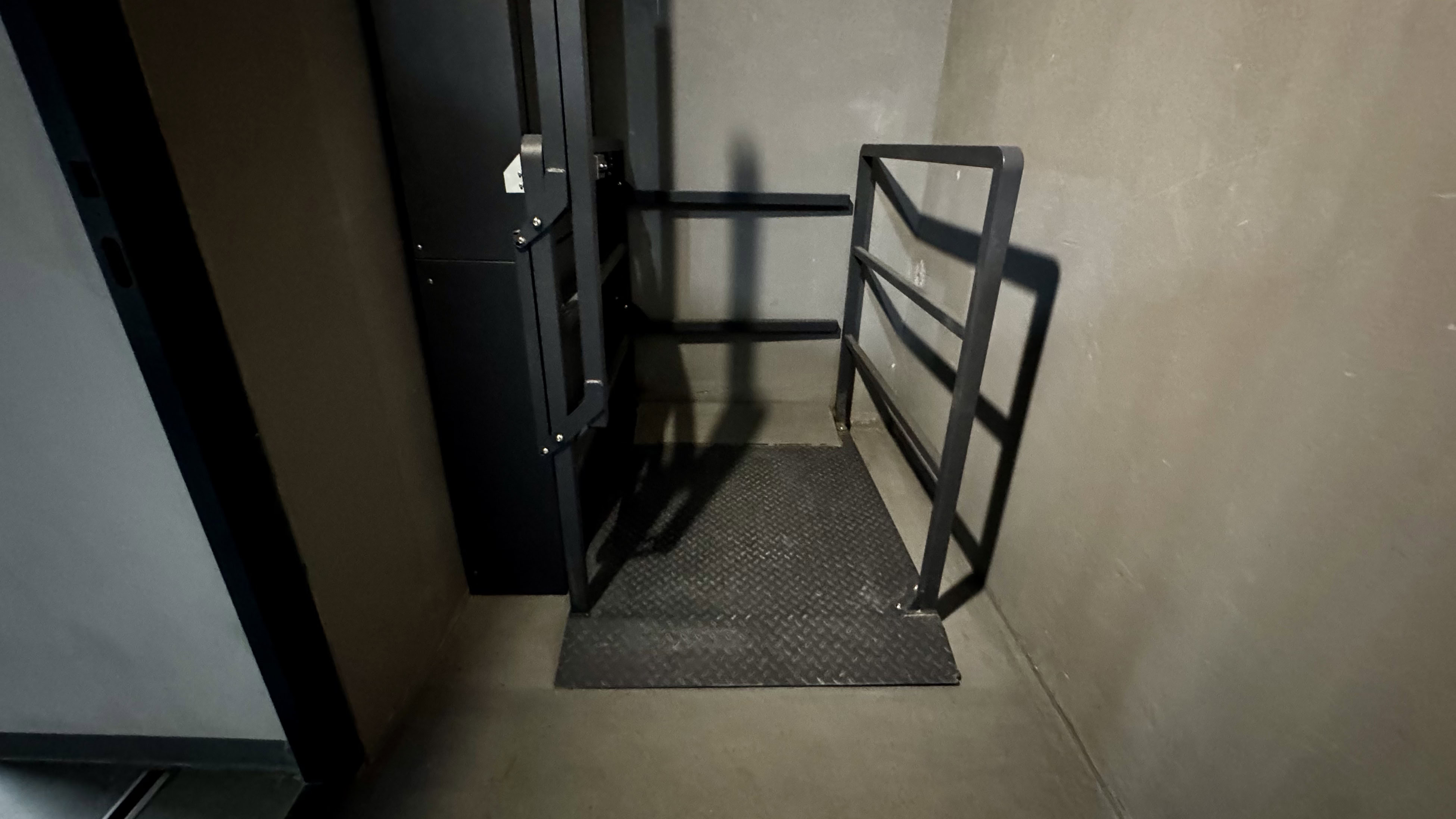 Відсутність перестінків та частково облаштовані умови безбар’єрності у відремонтованому укритті гімназії №103