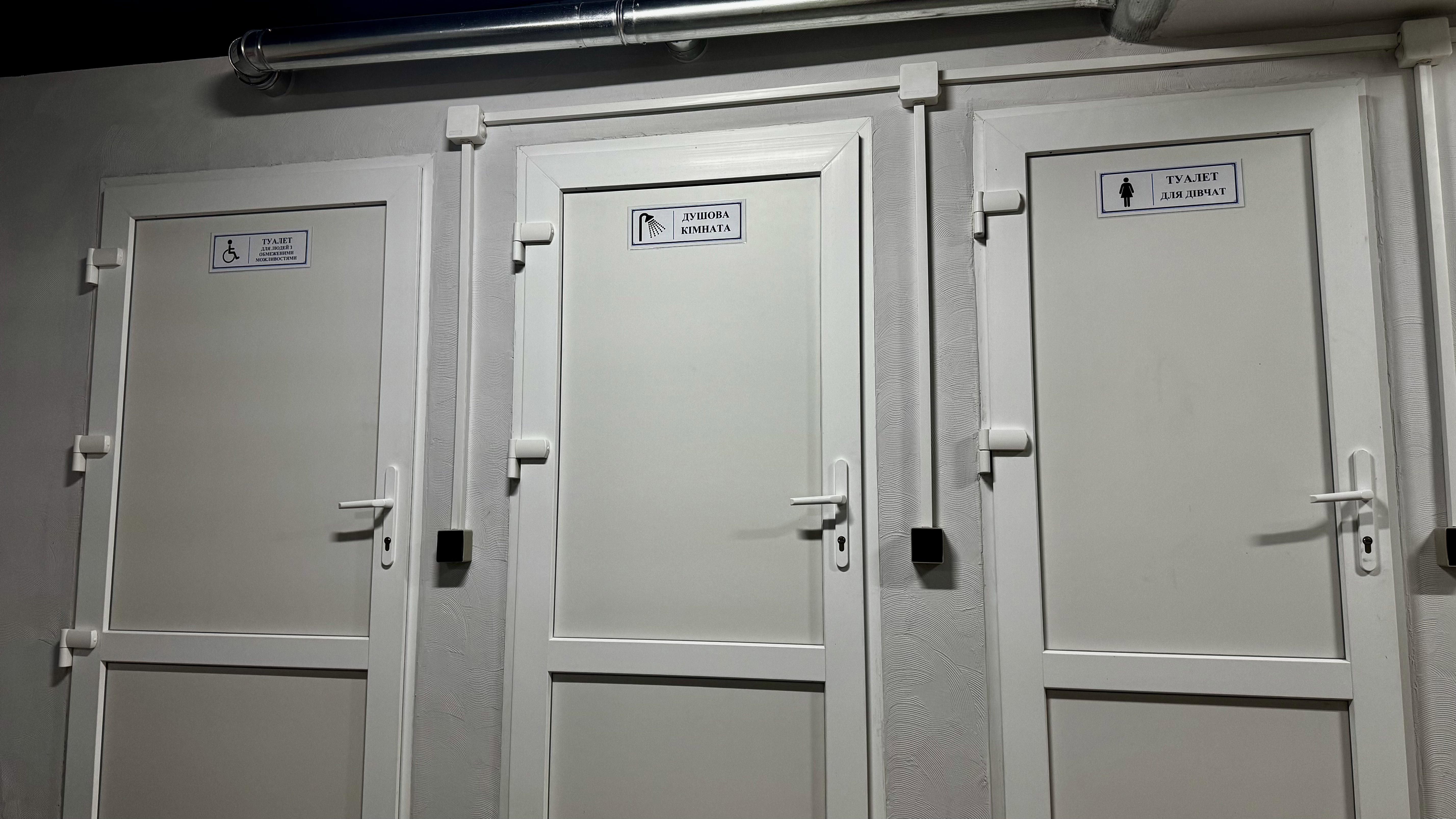 Відсутність перестінків та частково облаштовані умови безбар’єрності у відремонтованому укритті гімназії №103