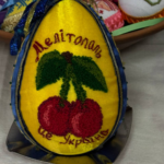 Нитка пам’яті українського всесвіту: виставка вишитих писанок в Запоріжжі