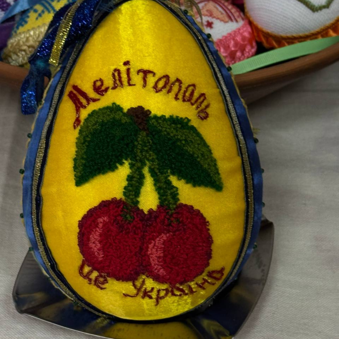 Нитка пам’яті українського всесвіту: виставка вишитих писанок в Запоріжжі