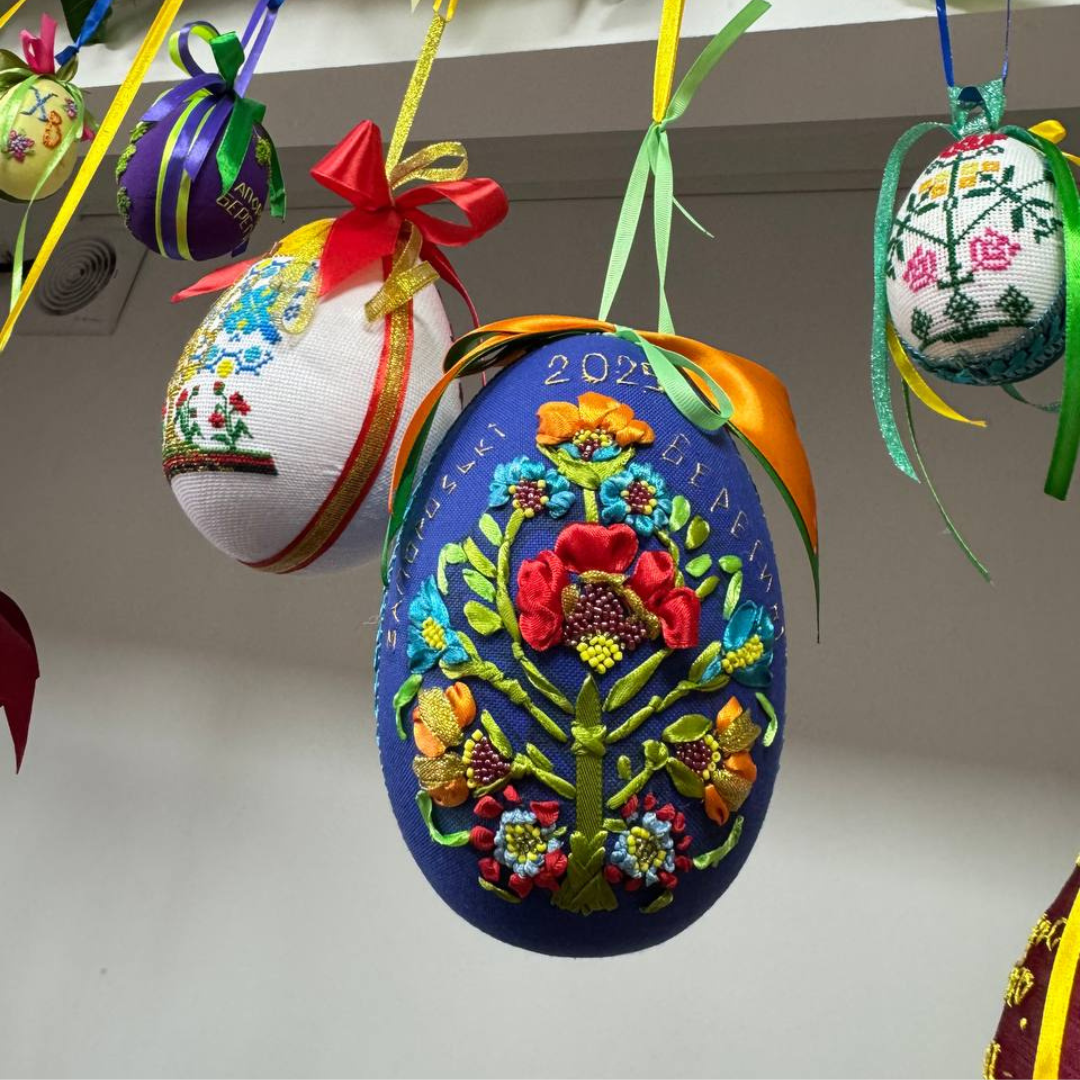 Нитка пам’яті українського всесвіту: виставка вишитих писанок в Запоріжжі