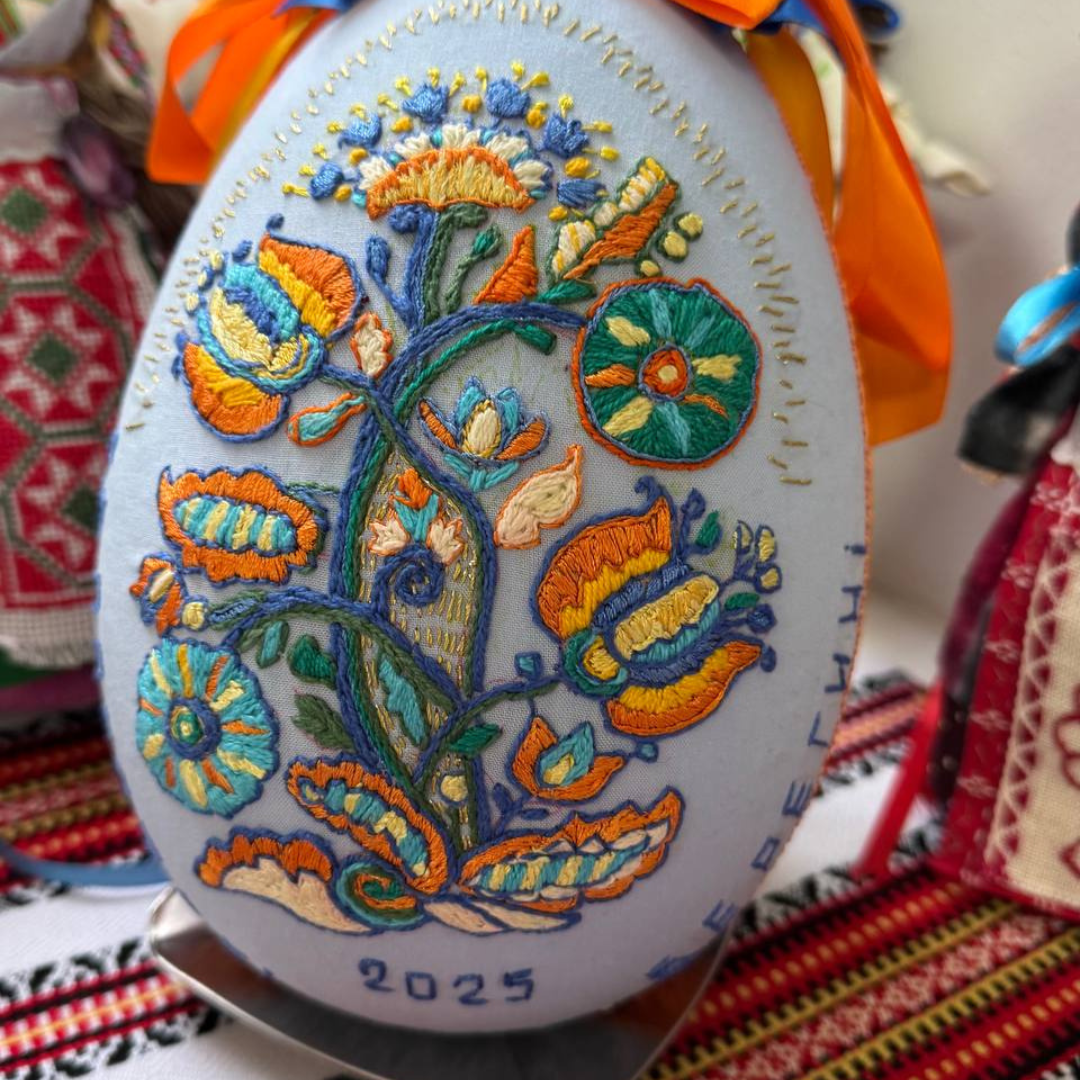 Нитка пам’яті українського всесвіту: виставка вишитих писанок в Запоріжжі