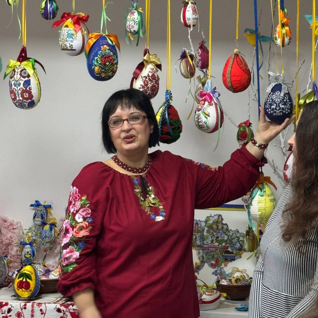 Нитка пам’яті українського всесвіту: виставка вишитих писанок в Запоріжжі