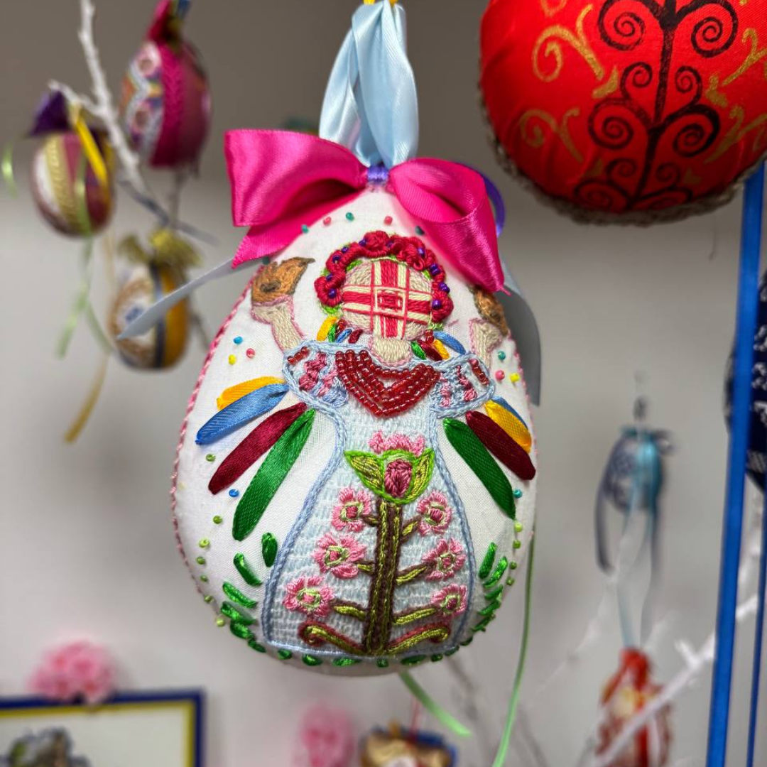 Нитка пам’яті українського всесвіту: виставка вишитих писанок в Запоріжжі