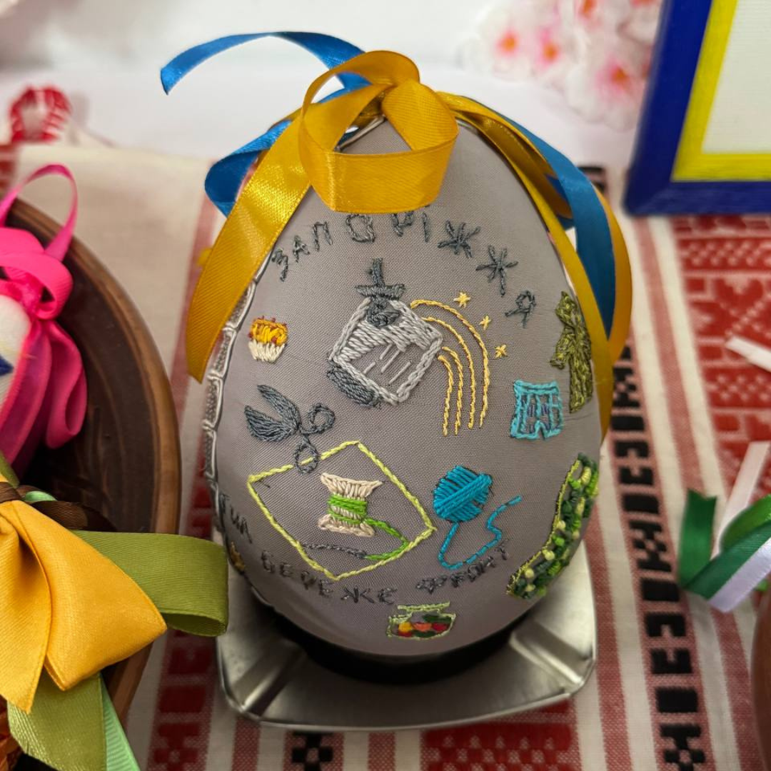 Нитка пам’яті українського всесвіту: виставка вишитих писанок в Запоріжжі