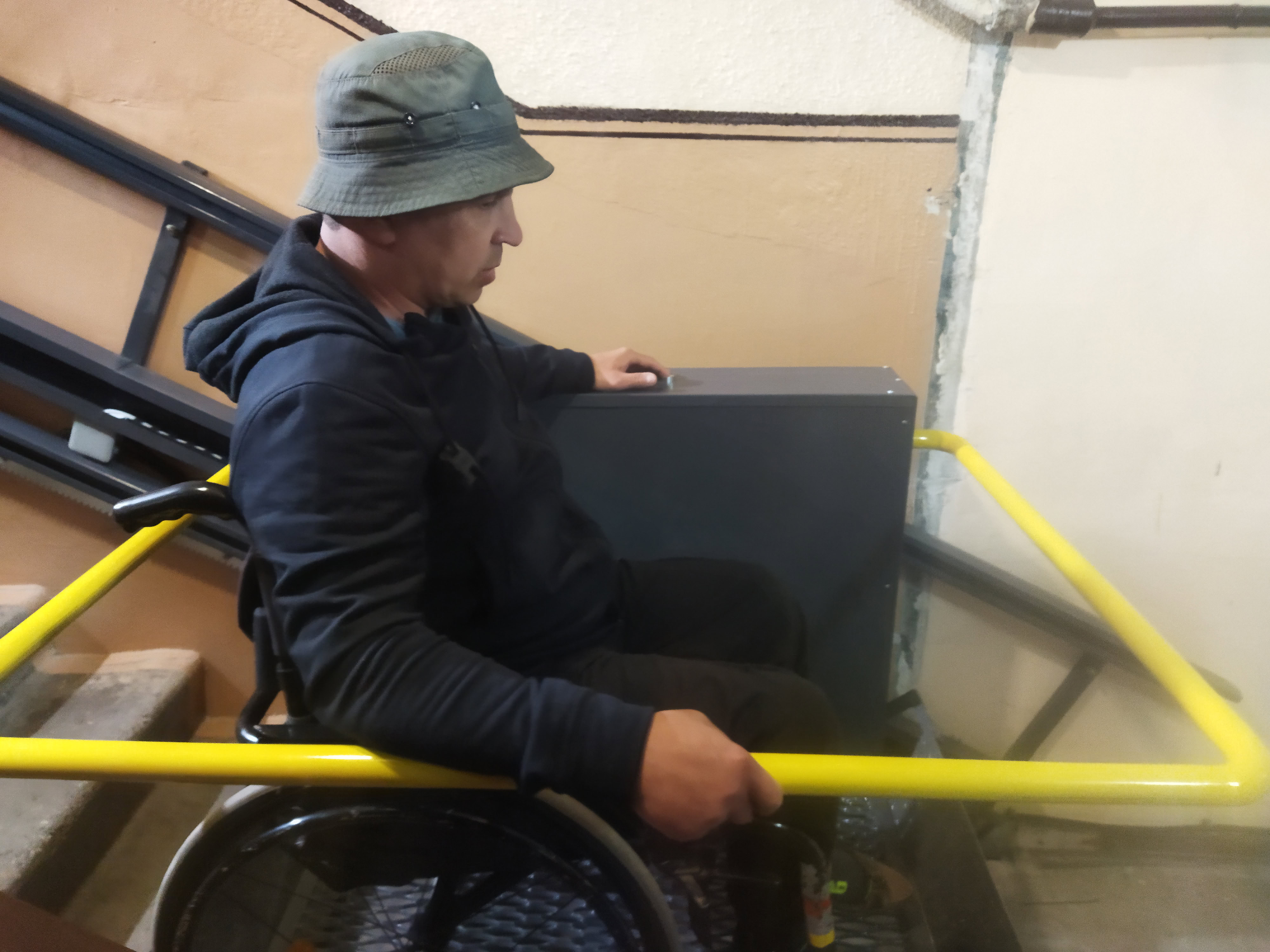 У Запоріжжі встановили підйомник для ветерана в багатоквартирному будинку