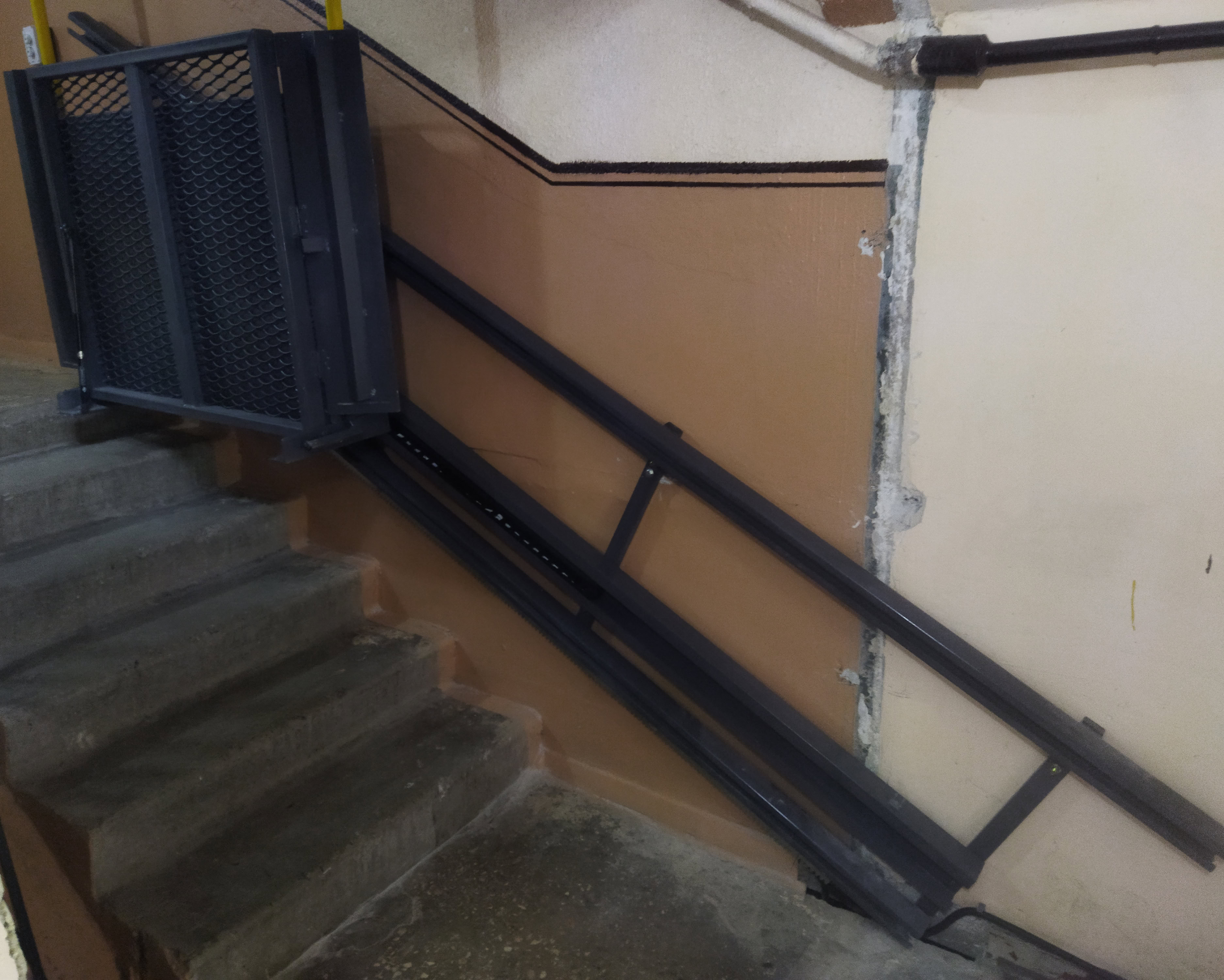 У Запоріжжі встановили підйомник для ветерана в багатоквартирному будинку