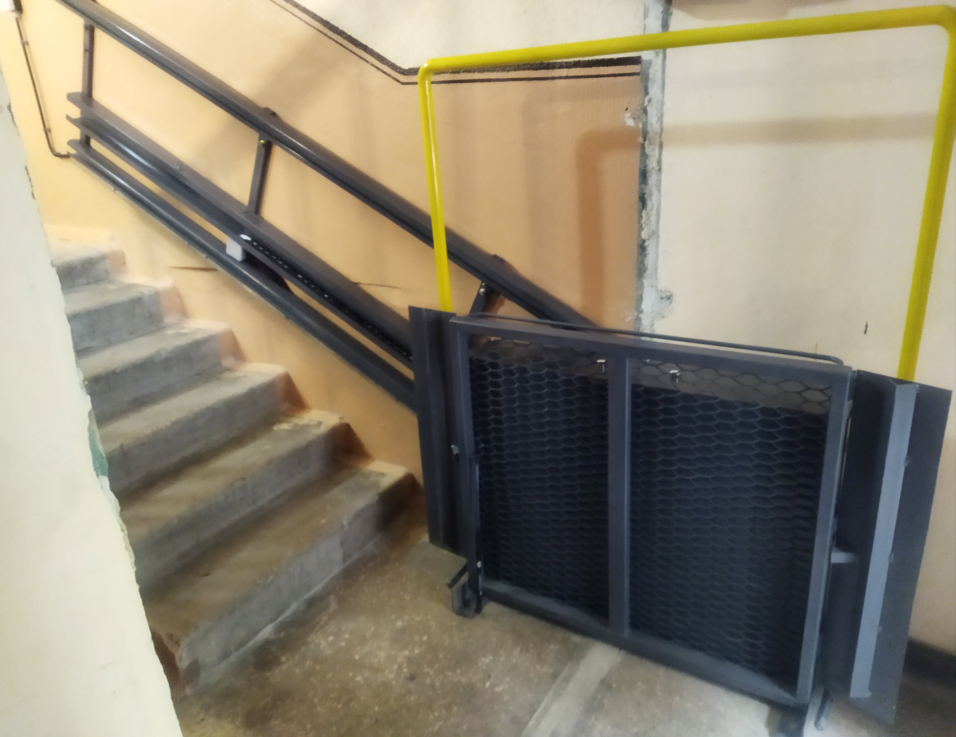 У Запоріжжі встановили підйомник для ветерана в багатоквартирному будинку