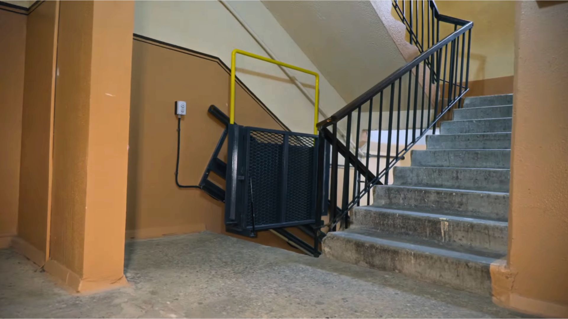 У Запоріжжі встановили підйомник для ветерана в багатоквартирному будинку