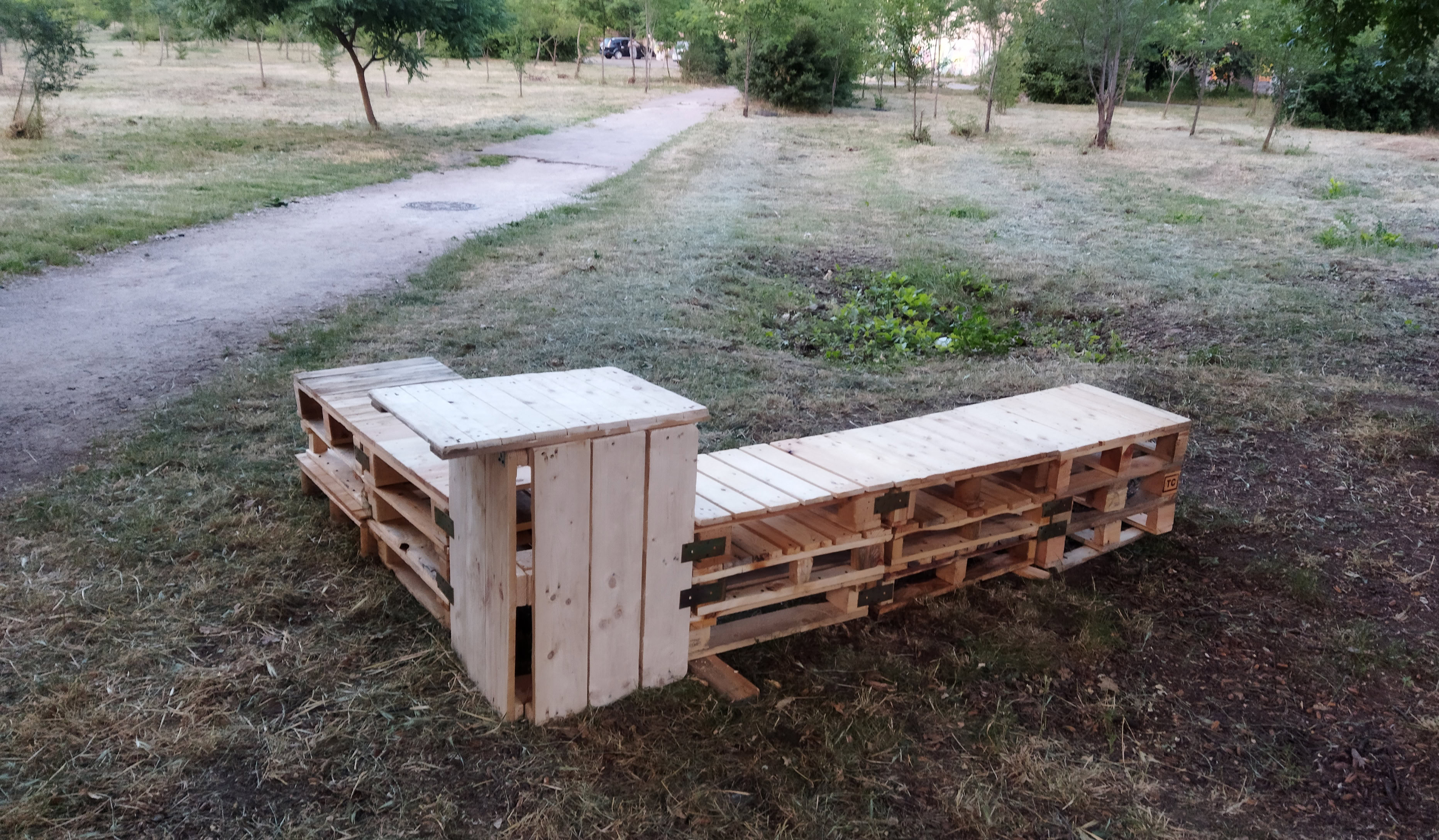 Вихідні в сквері Тарасова: вуличні меблі та толока