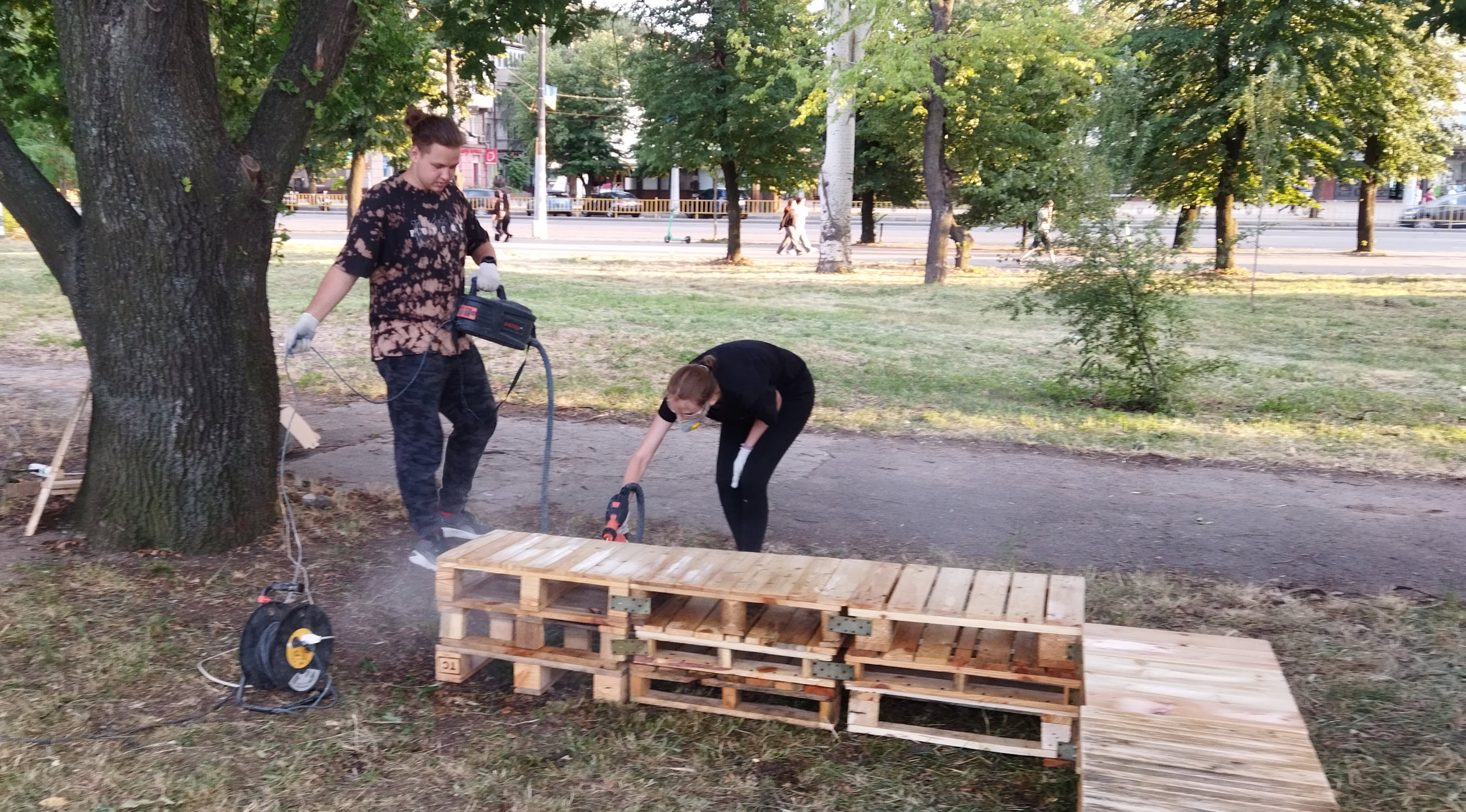 Вихідні в сквері Тарасова: вуличні меблі та толока