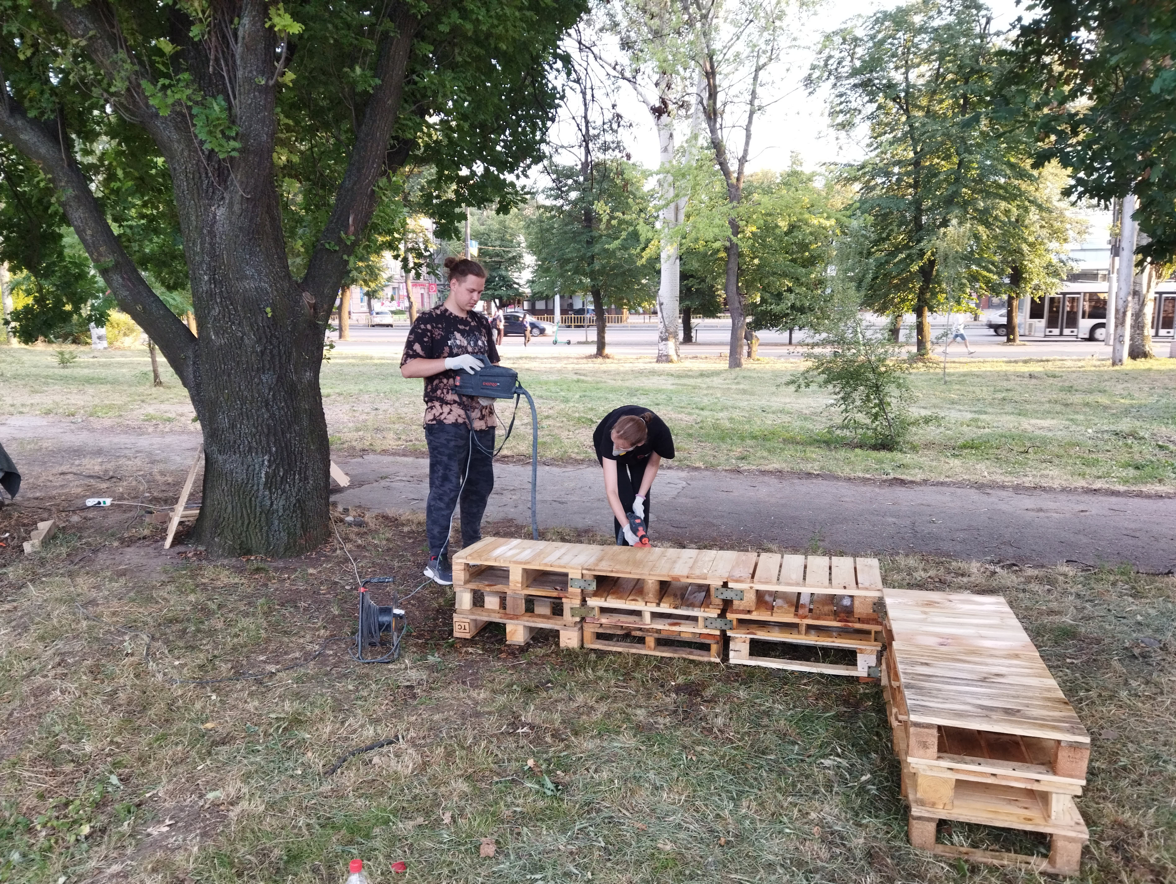 Вихідні в сквері Тарасова: вуличні меблі та толока