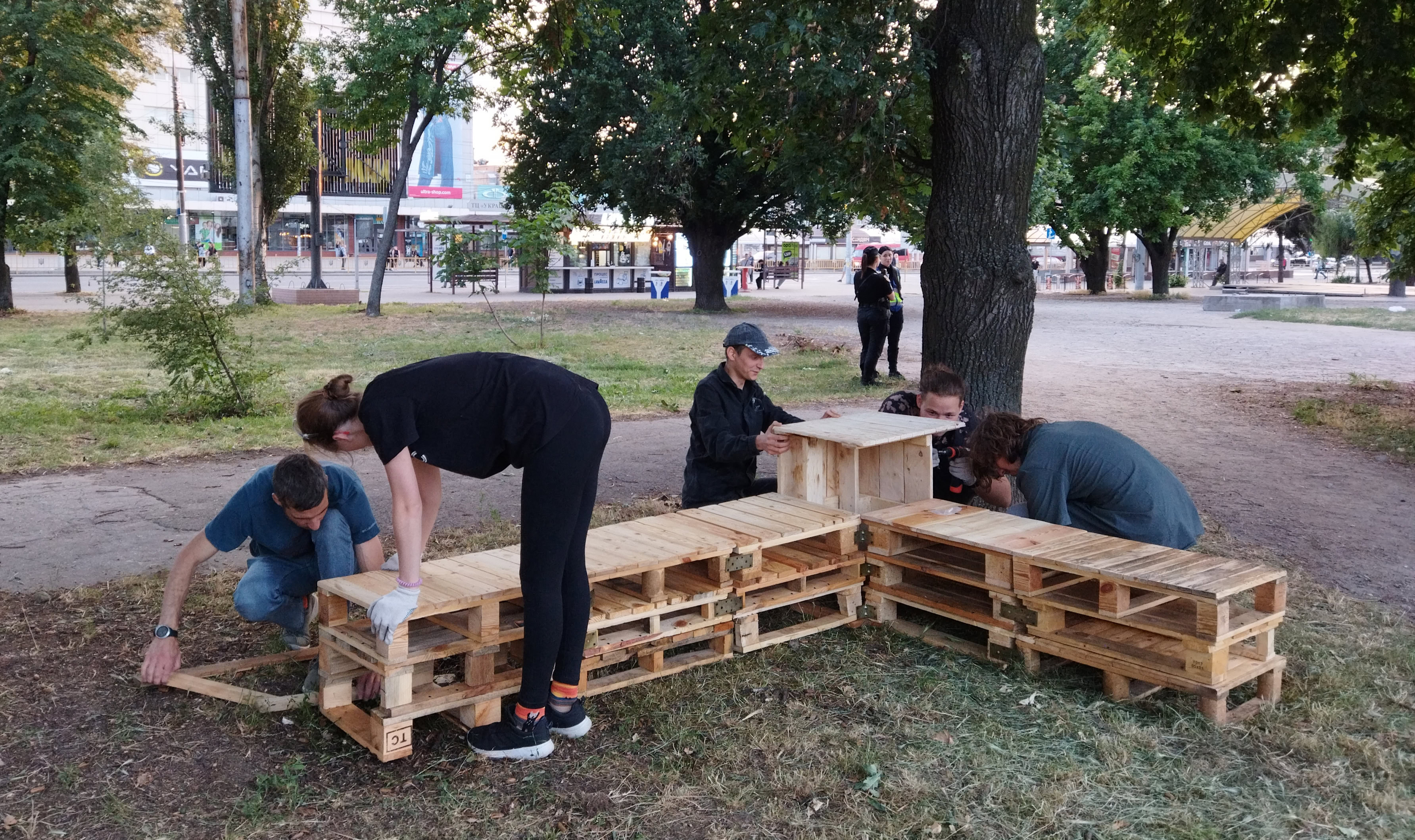 Вихідні в сквері Тарасова: вуличні меблі та толока