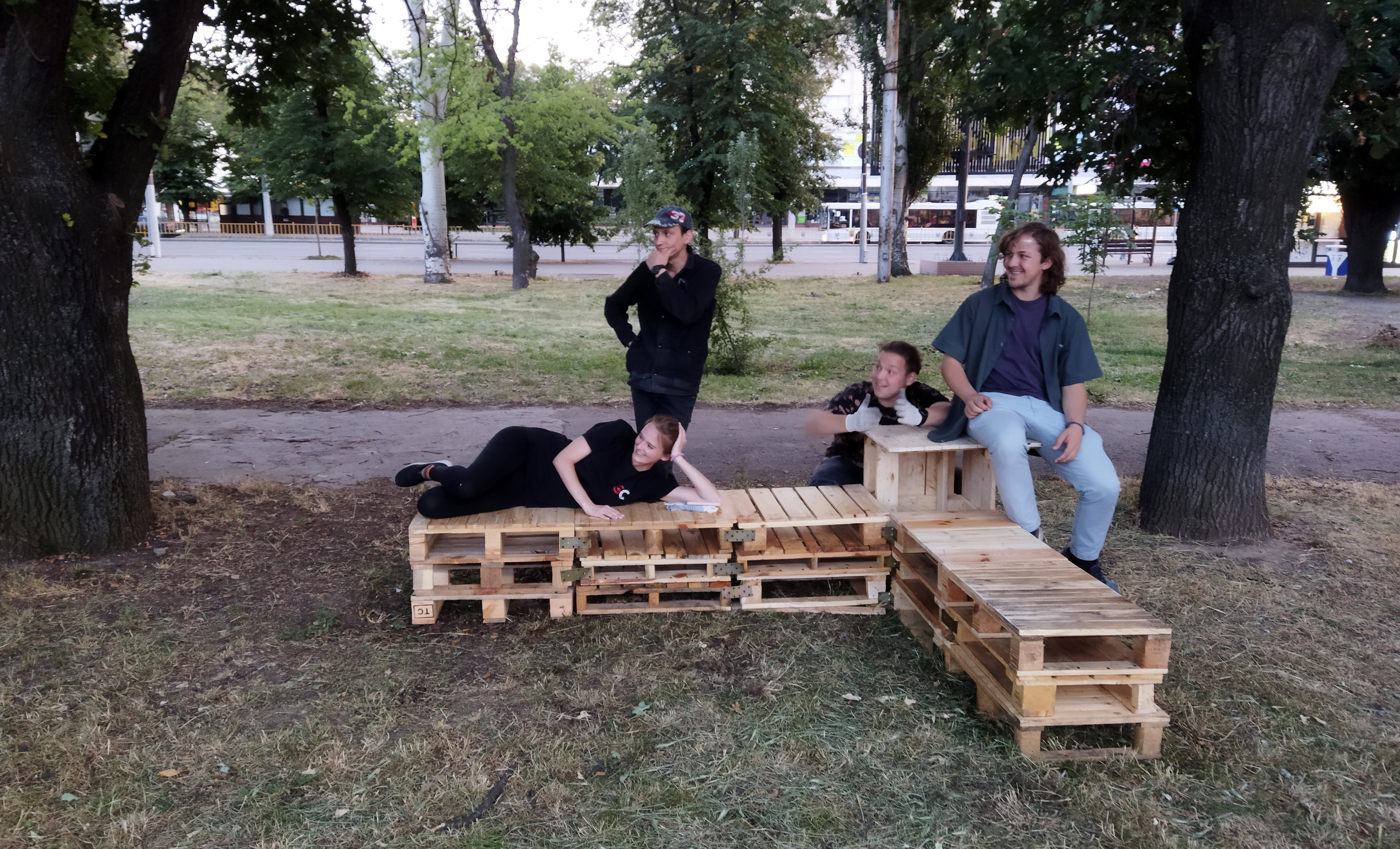 Вихідні в сквері Тарасова: вуличні меблі та толока