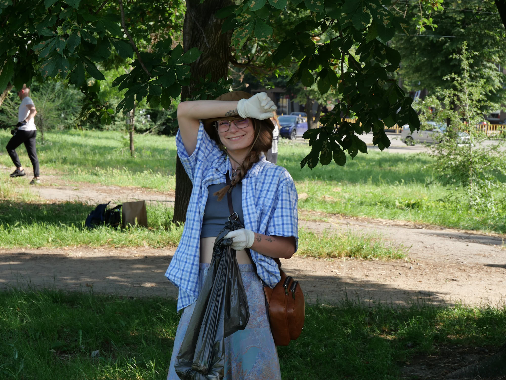 «Clean & Dance»: як небайдужі запоріжці прибирали у сквері Тарасова під музику