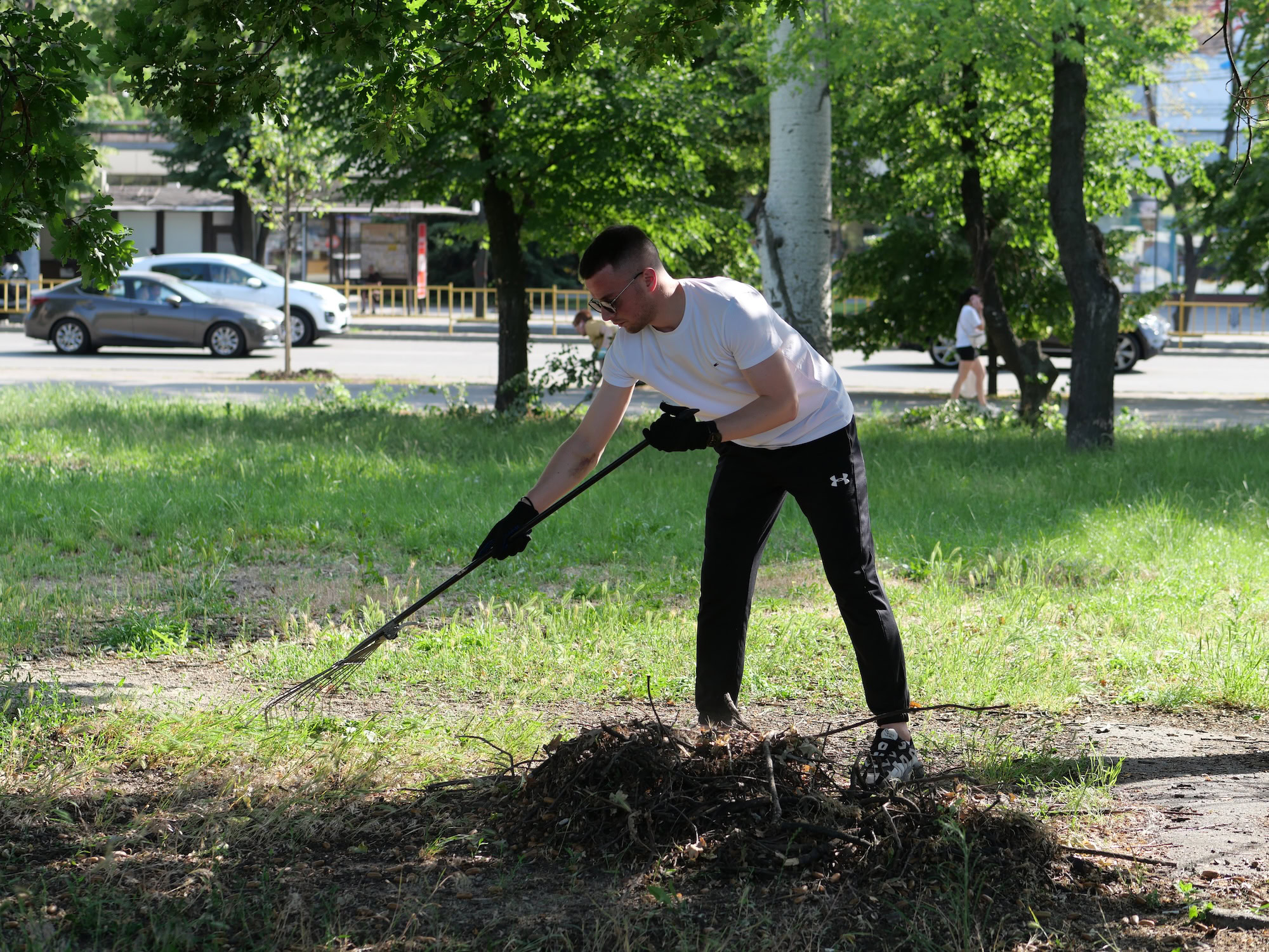 «Clean & Dance»: як небайдужі запоріжці прибирали у сквері Тарасова під музику
