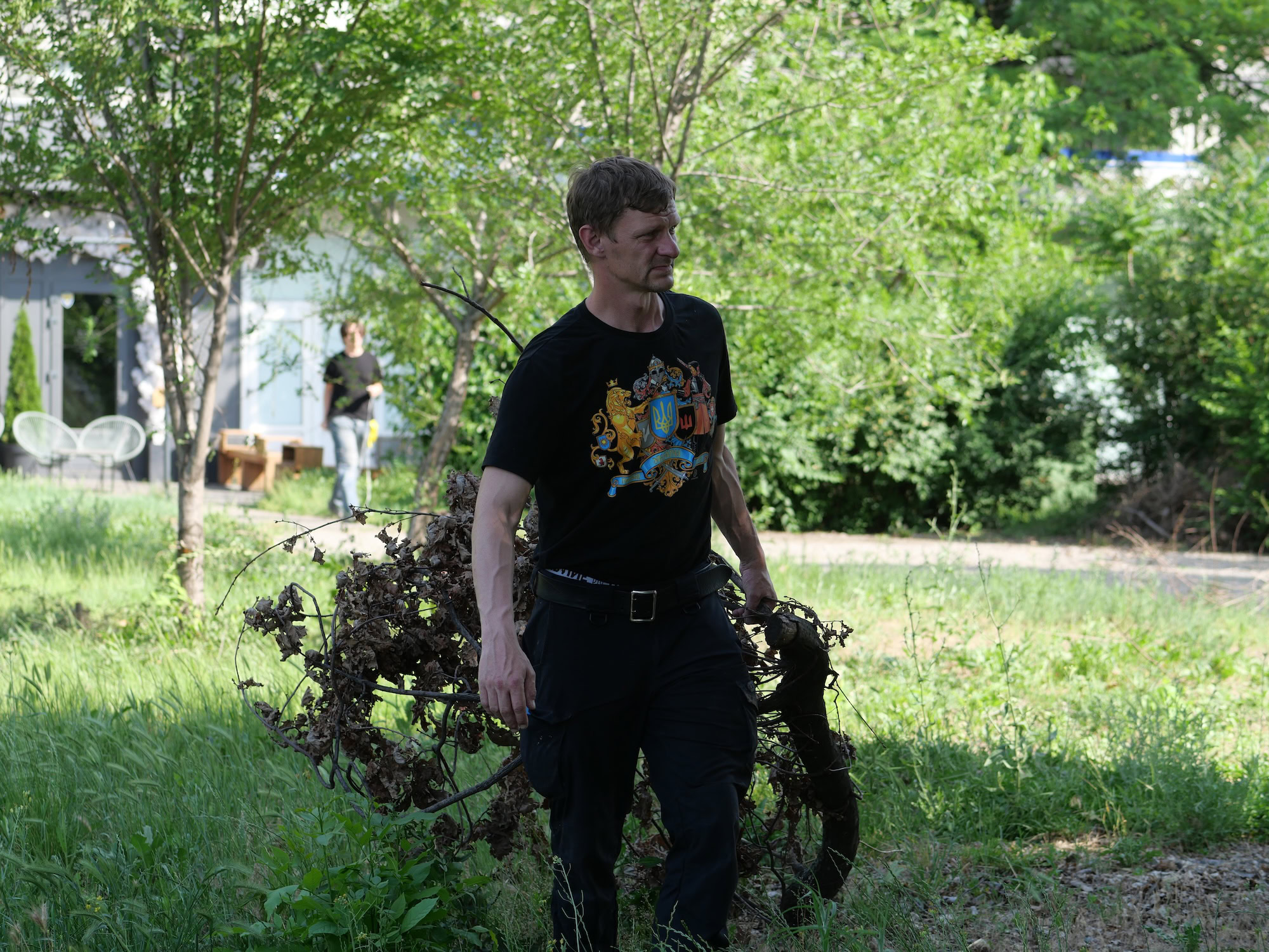 «Clean & Dance»: як небайдужі запоріжці прибирали у сквері Тарасова під музику