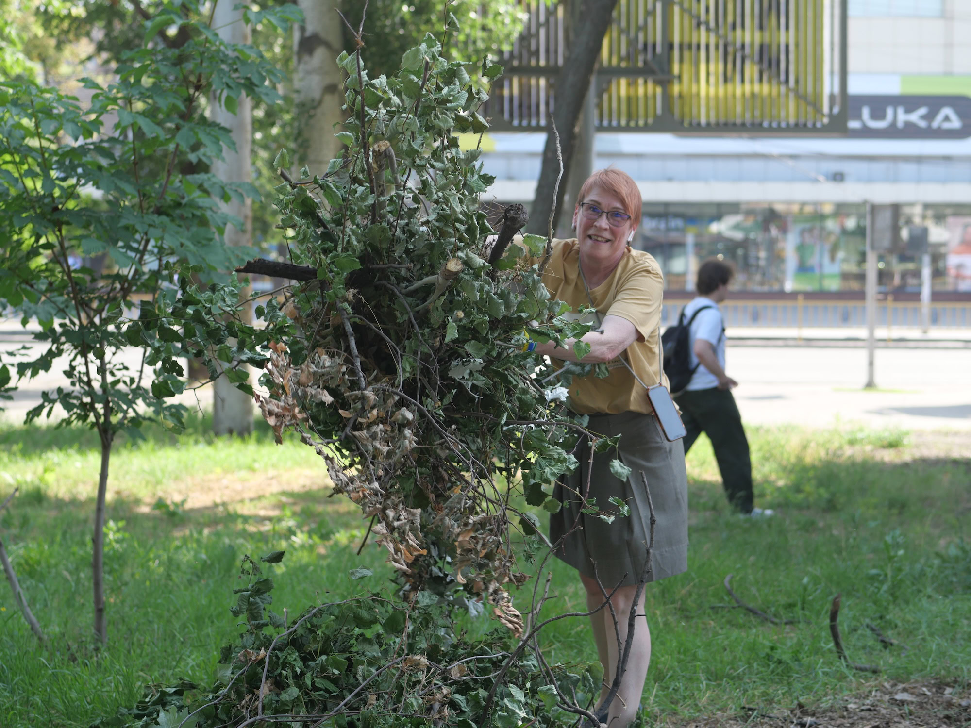 «Clean & Dance»: як небайдужі запоріжці прибирали у сквері Тарасова під музику