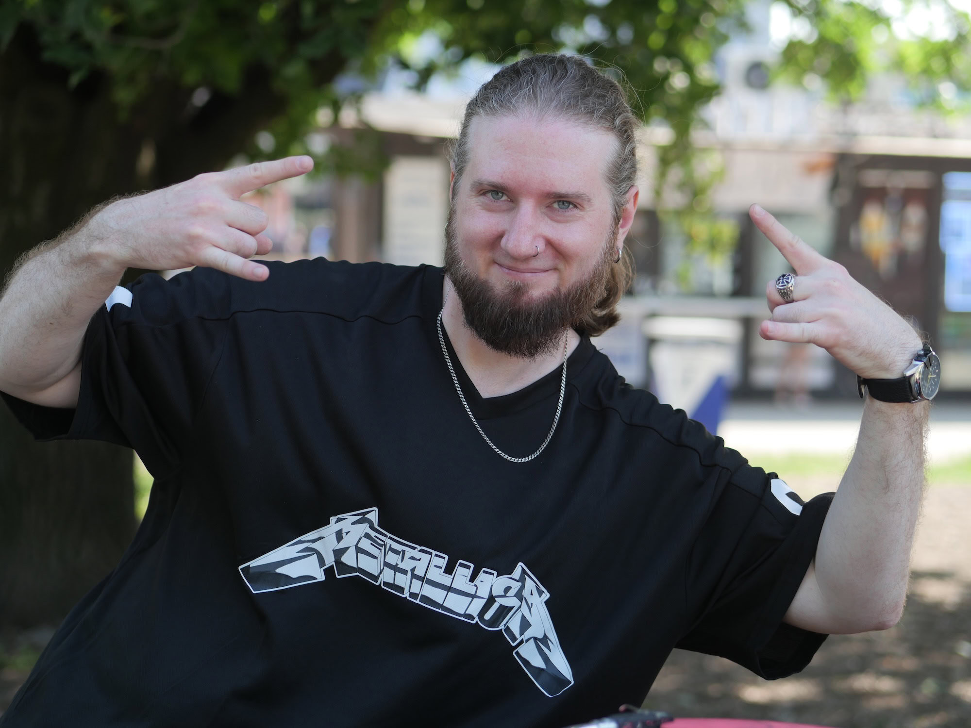 «Clean & Dance»: як небайдужі запоріжці прибирали у сквері Тарасова під музику