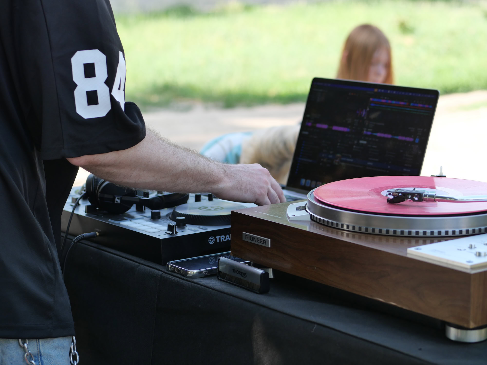 «Clean & Dance»: як небайдужі запоріжці прибирали у сквері Тарасова під музику