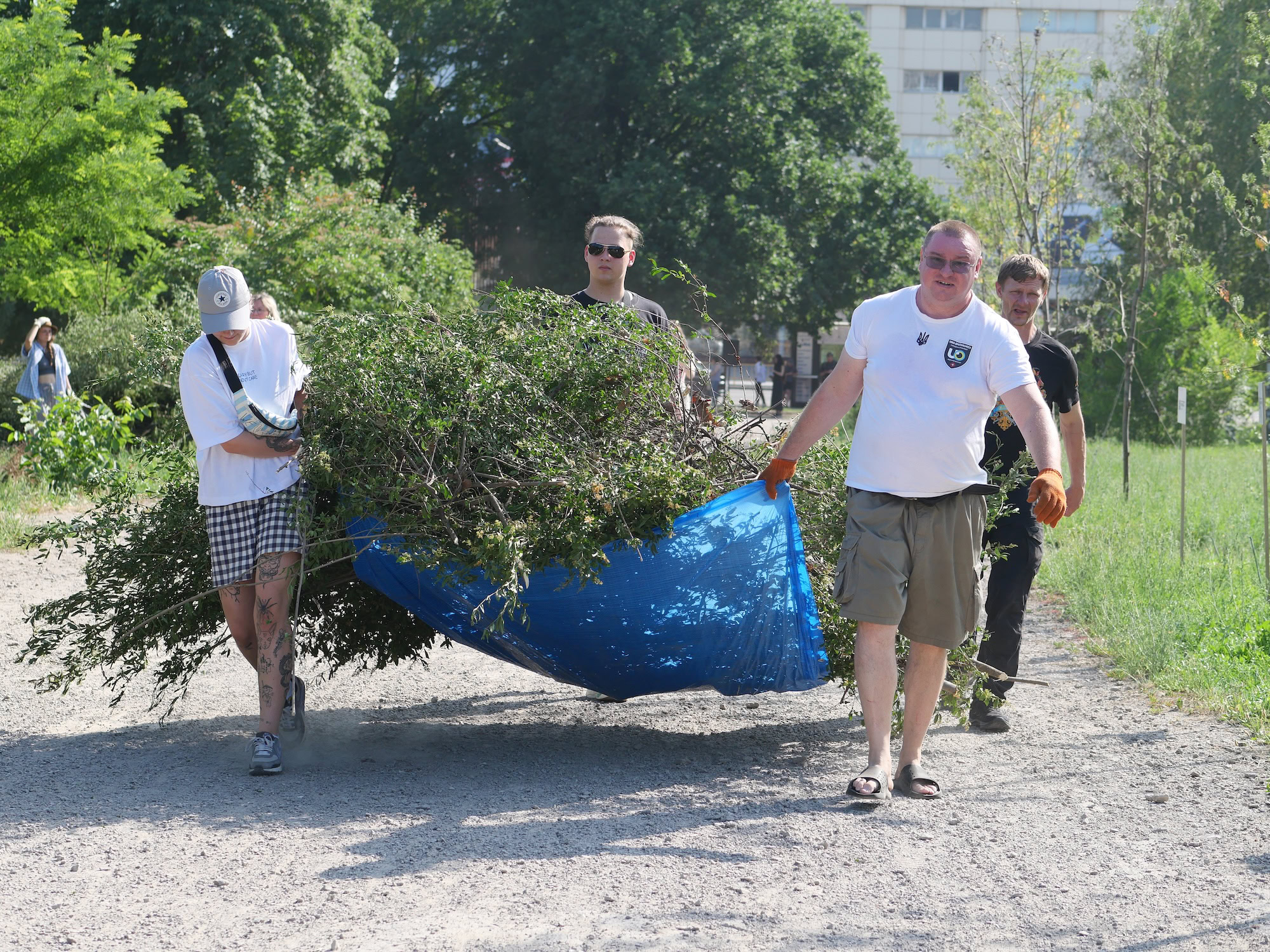 «Clean & Dance»: як небайдужі запоріжці прибирали у сквері Тарасова під музику