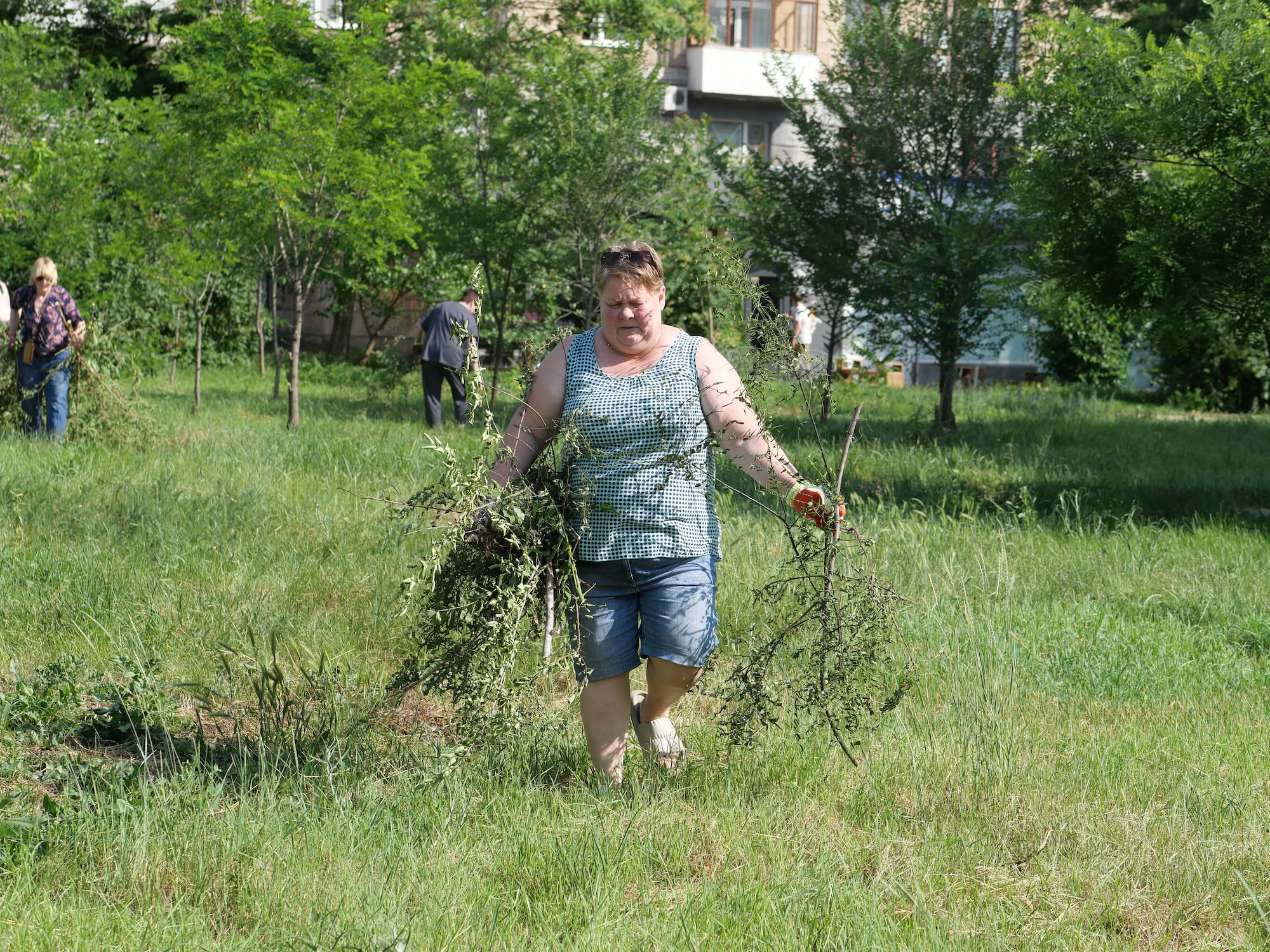 «Clean & Dance»: як небайдужі запоріжці прибирали у сквері Тарасова під музику
