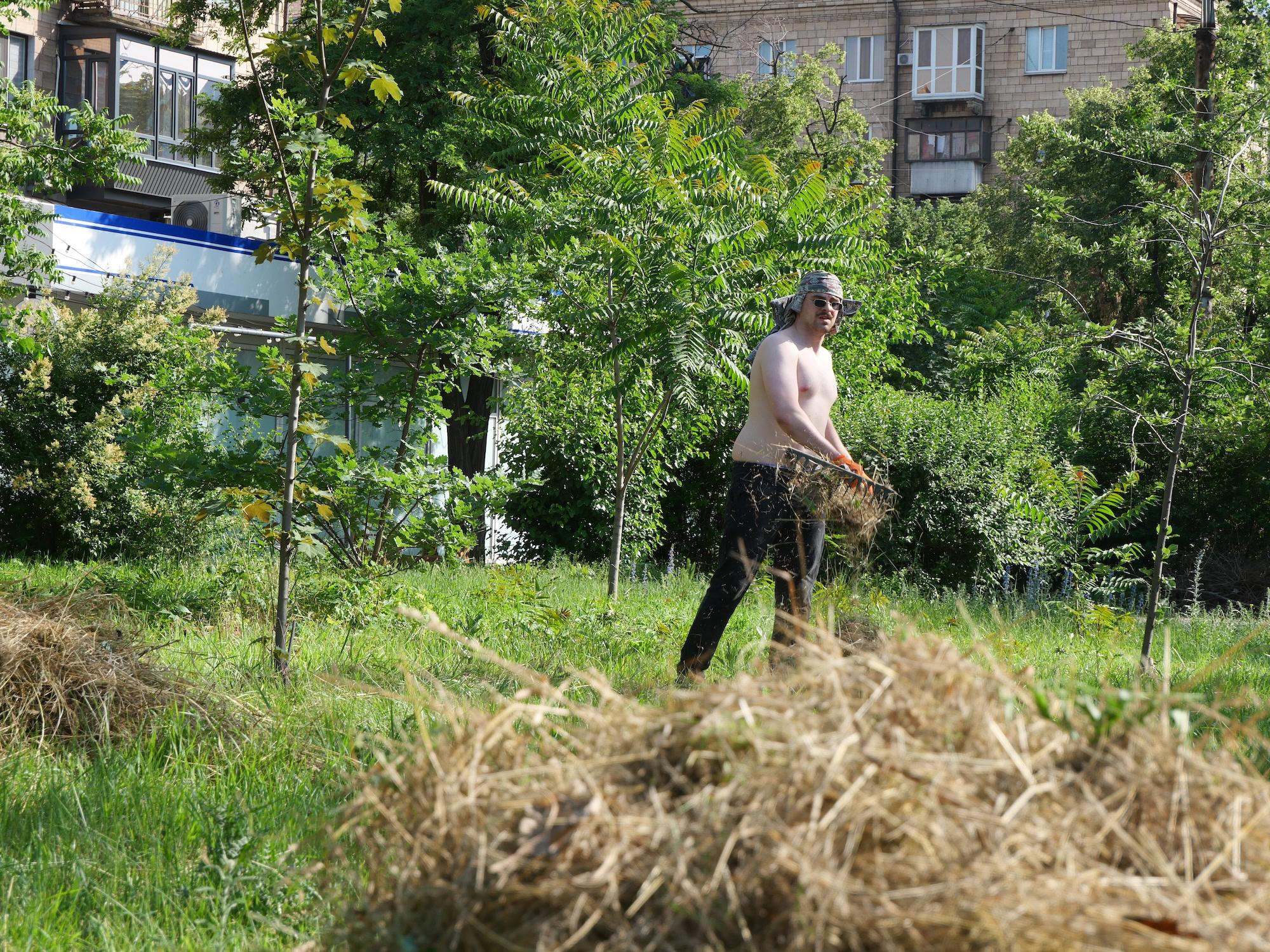 «Clean & Dance»: як небайдужі запоріжці прибирали у сквері Тарасова під музику