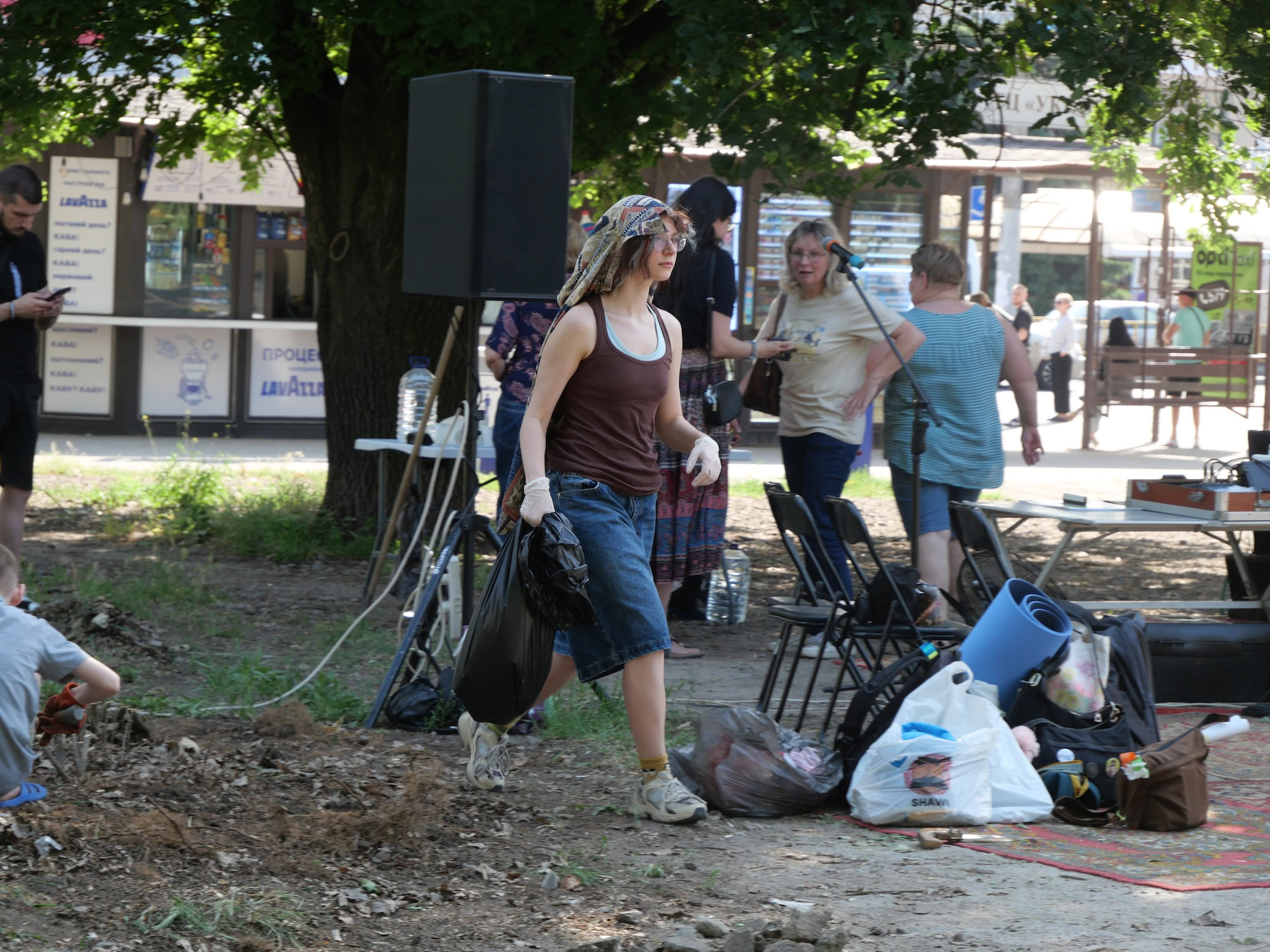 «Clean & Dance»: як небайдужі запоріжці прибирали у сквері Тарасова під музику