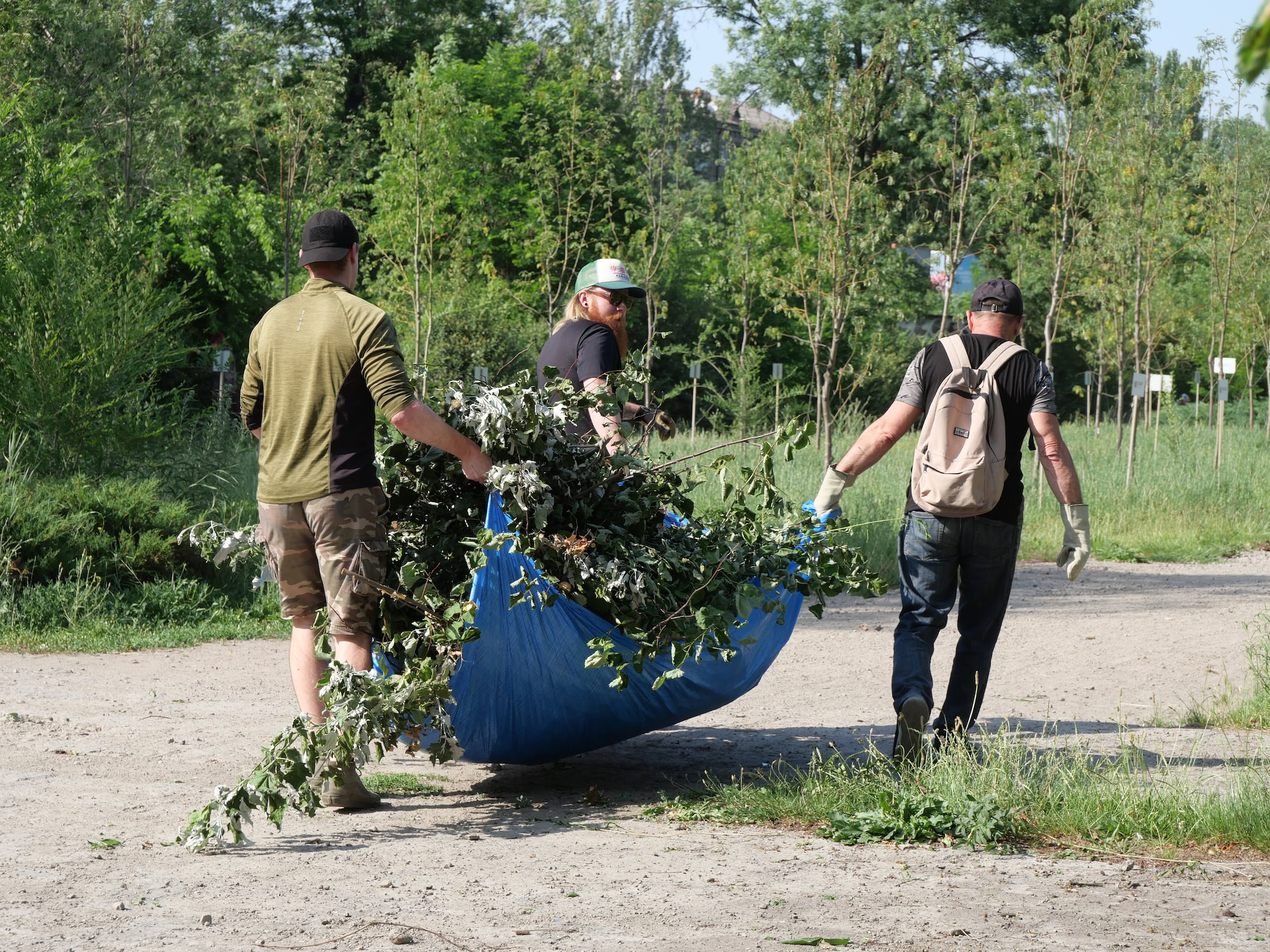 «Clean & Dance»: як небайдужі запоріжці прибирали у сквері Тарасова під музику