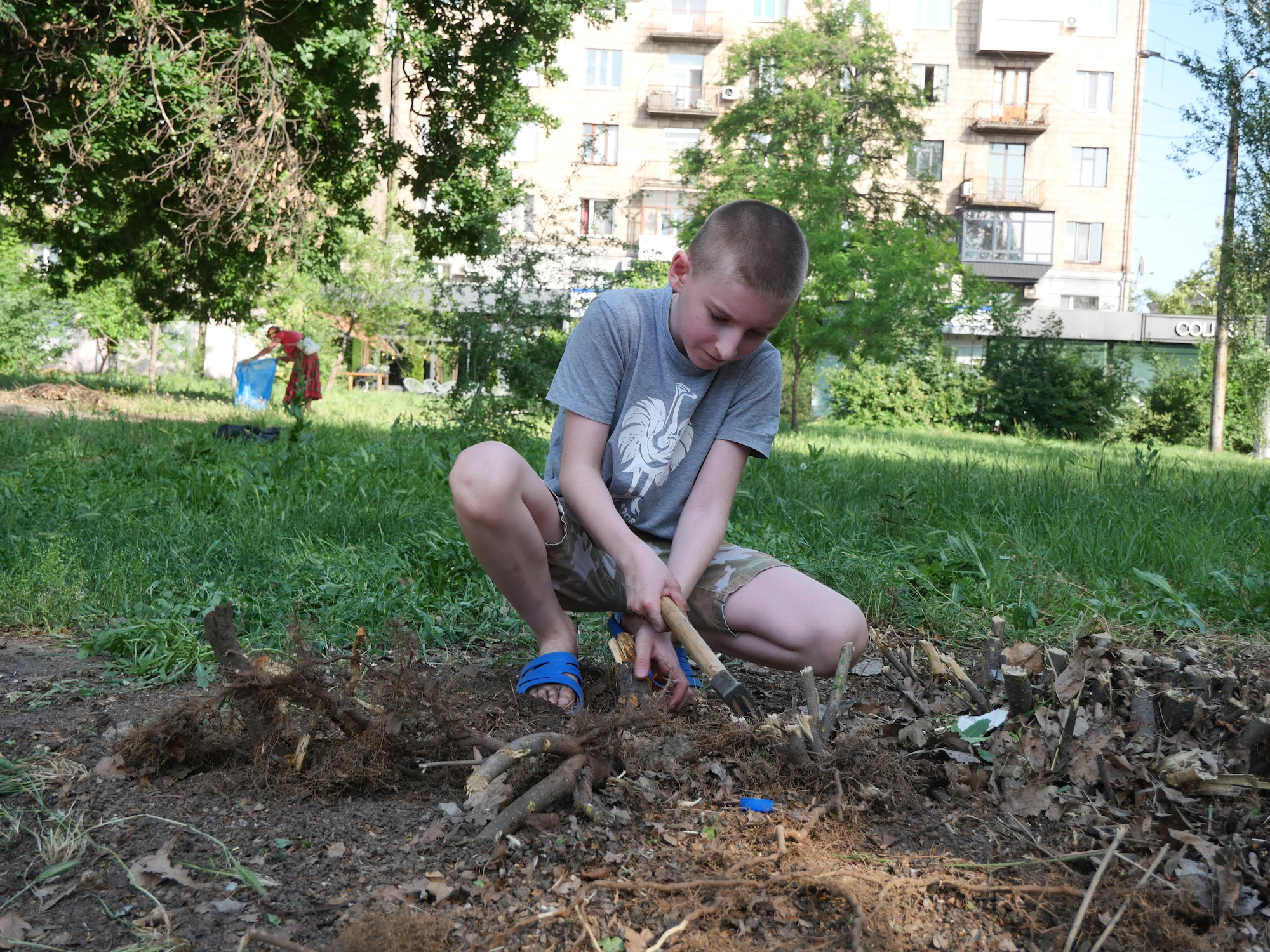 «Clean & Dance»: як небайдужі запоріжці прибирали у сквері Тарасова під музику