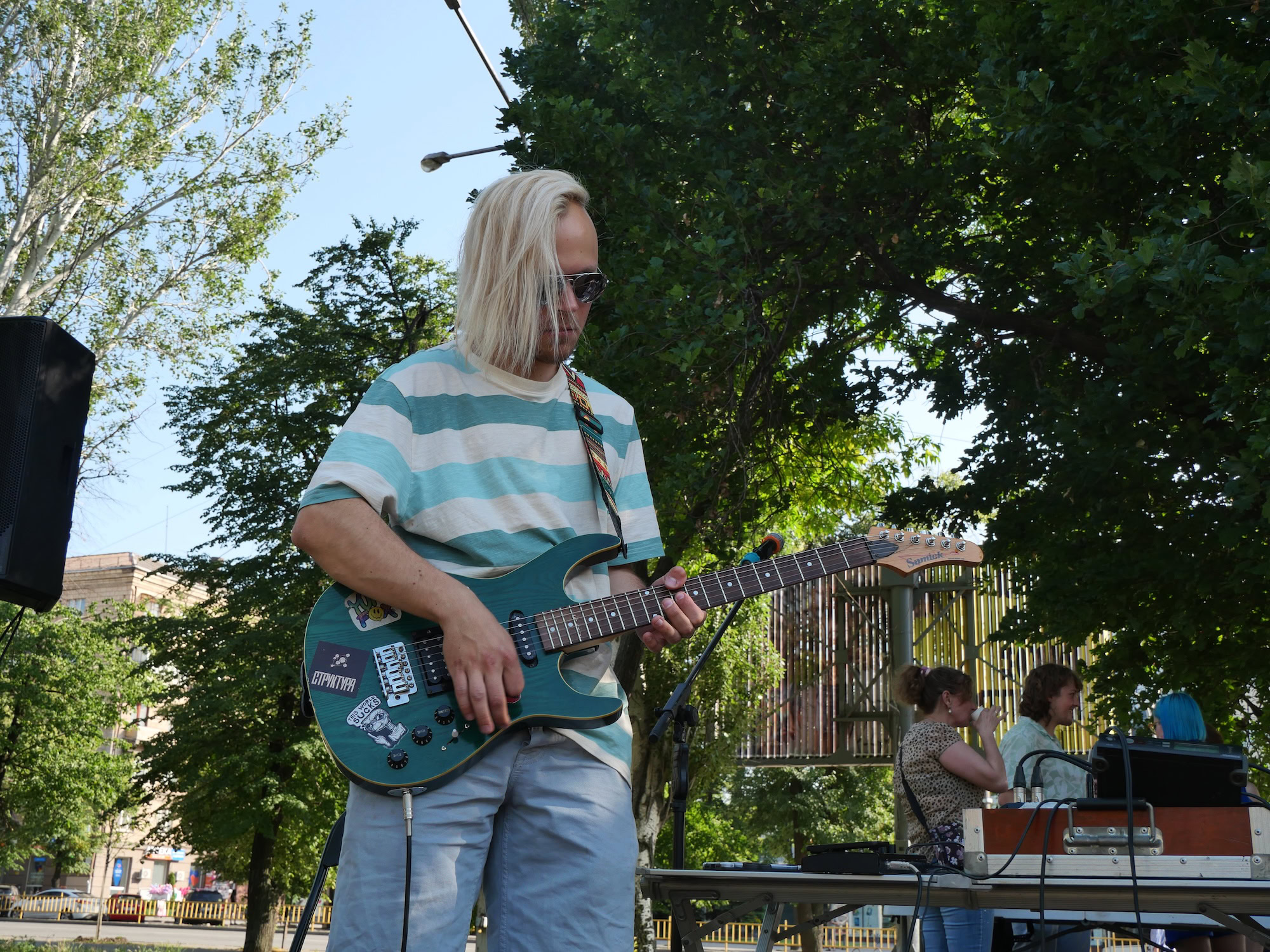 «Clean & Dance»: як небайдужі запоріжці прибирали у сквері Тарасова під музику