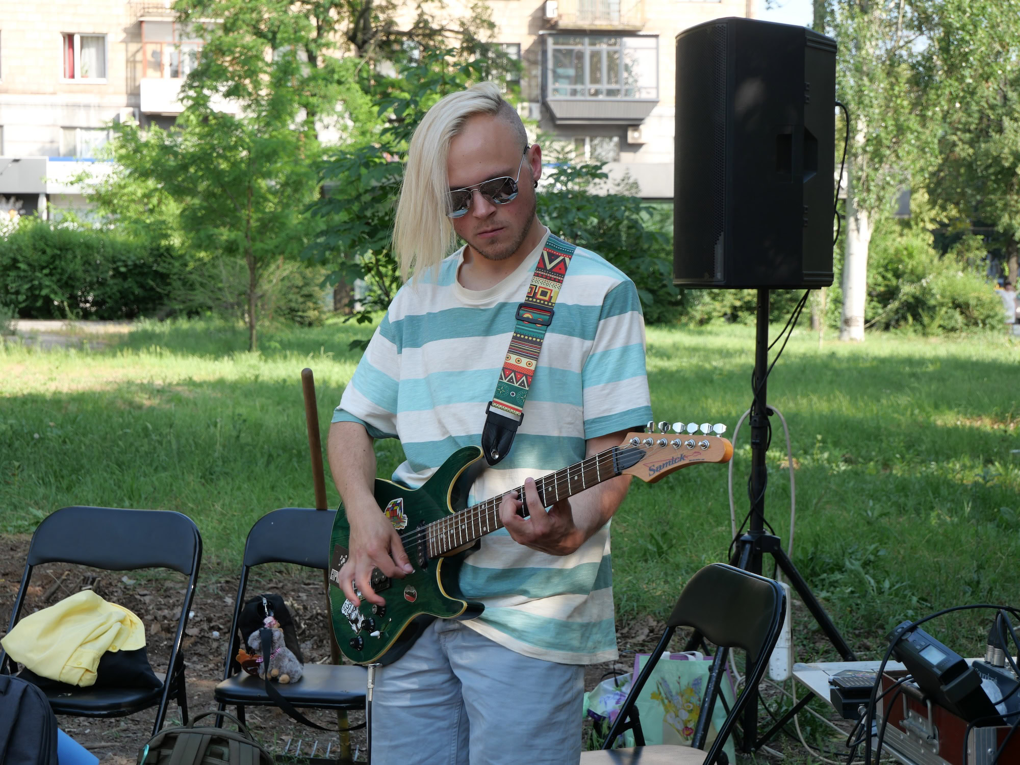 «Clean & Dance»: як небайдужі запоріжці прибирали у сквері Тарасова під музику