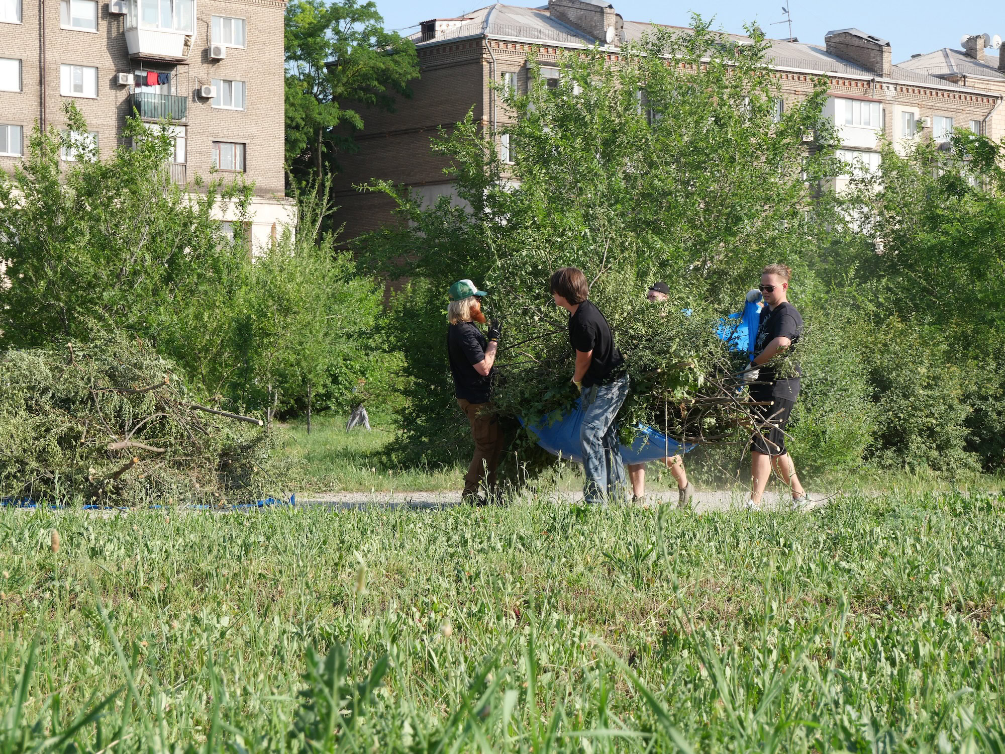 «Clean & Dance»: як небайдужі запоріжці прибирали у сквері Тарасова під музику